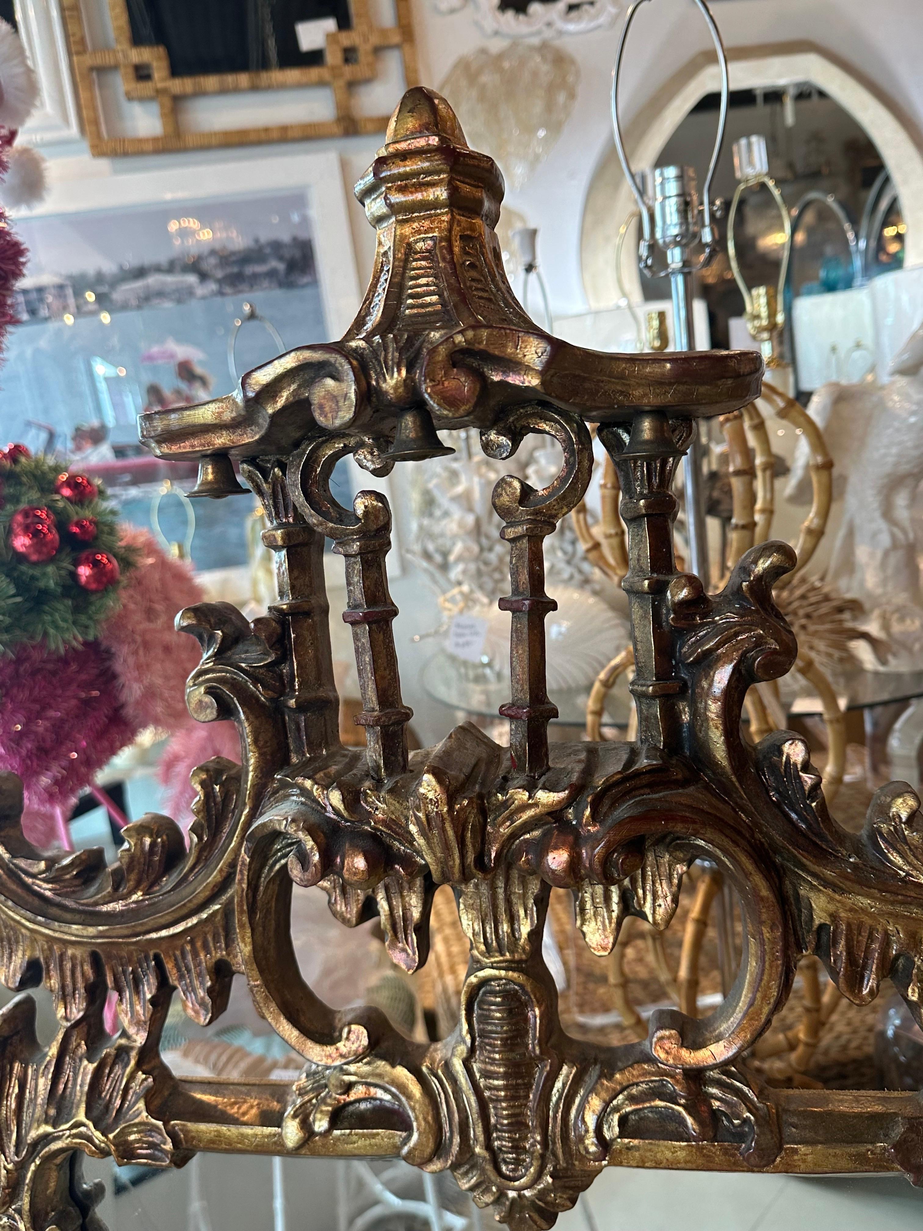 Vieux miroir mural pagode Chippendale chinois de Palm Beach Chinoiserie avec cloches Bon état - En vente à West Palm Beach, FL