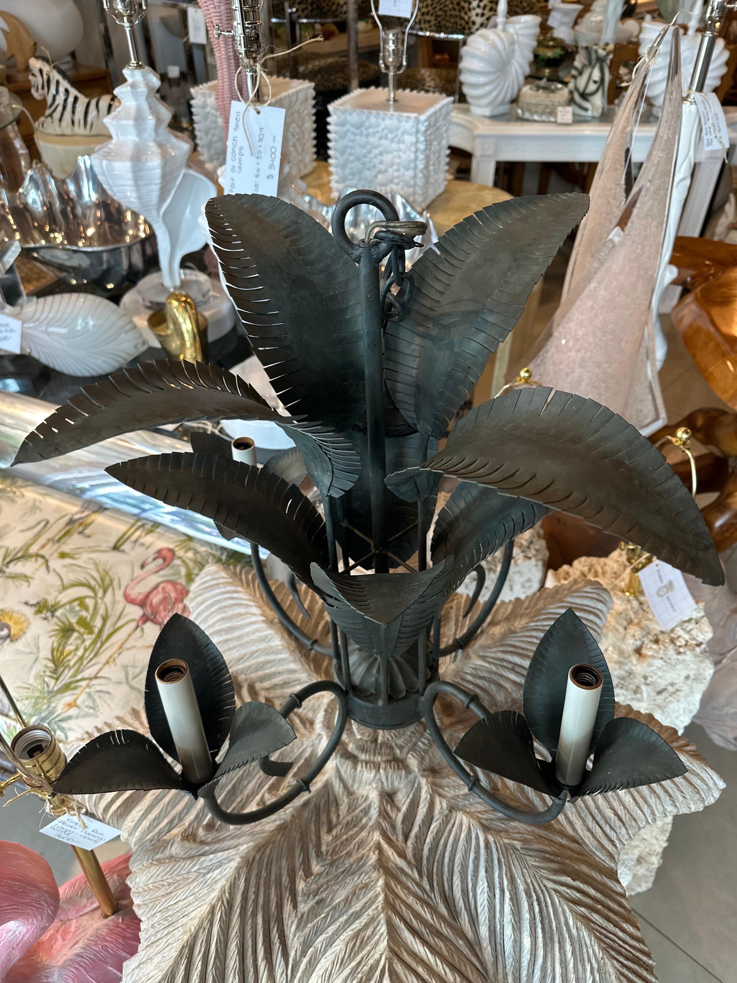 Vintage Palm Beach Metal Tole Palm Tree Leaf Leaves Frond 4 Light Chandelier  In Good Condition For Sale In West Palm Beach, FL