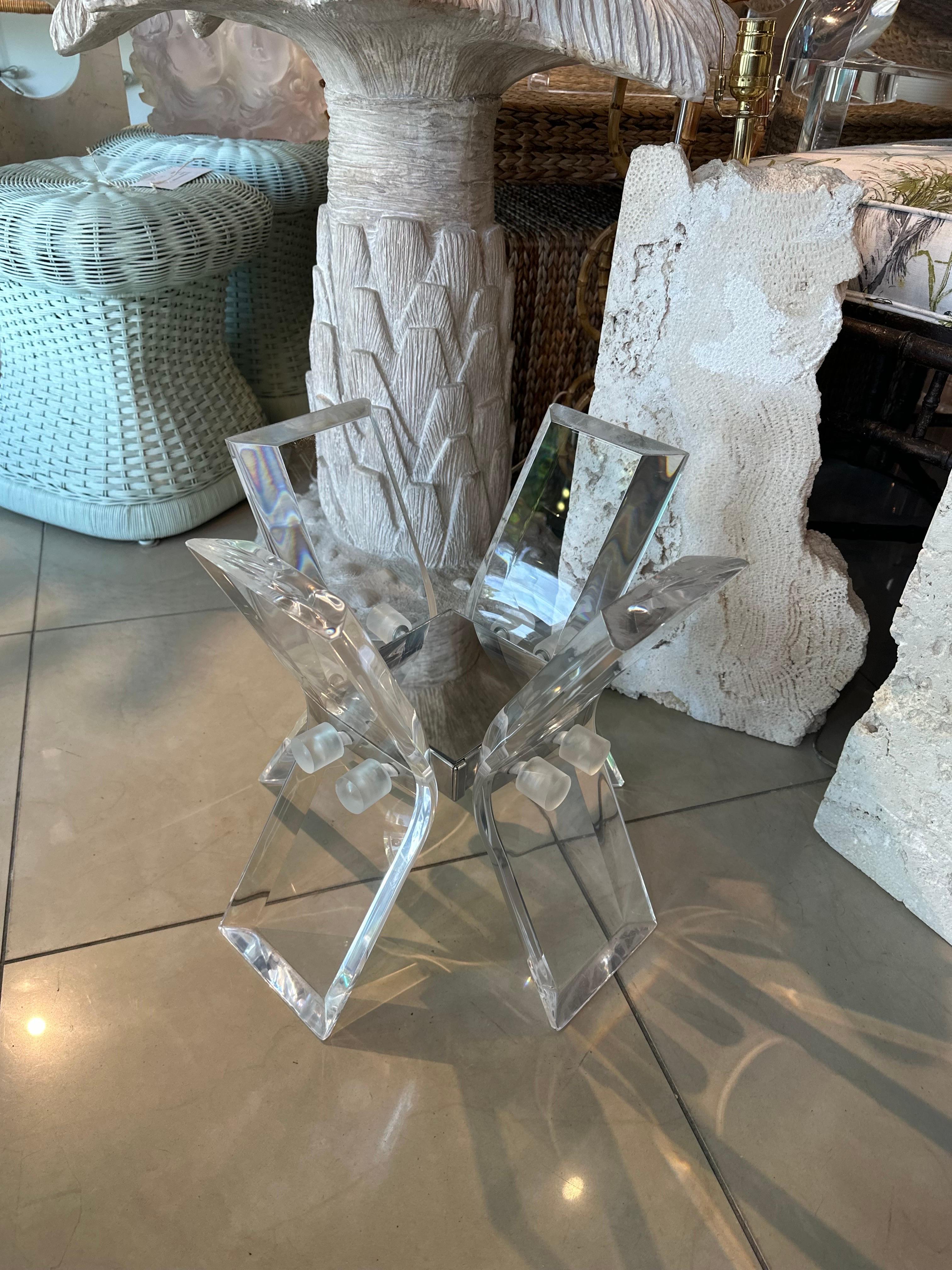 Base évasée en lucite vintage avec centre en miroir. Base uniquement, pas de plateau en verre. Légères rayures sur la lucite polie. Dimensions : 15,5 H x 16 P : 15,5 H x 16 D. 