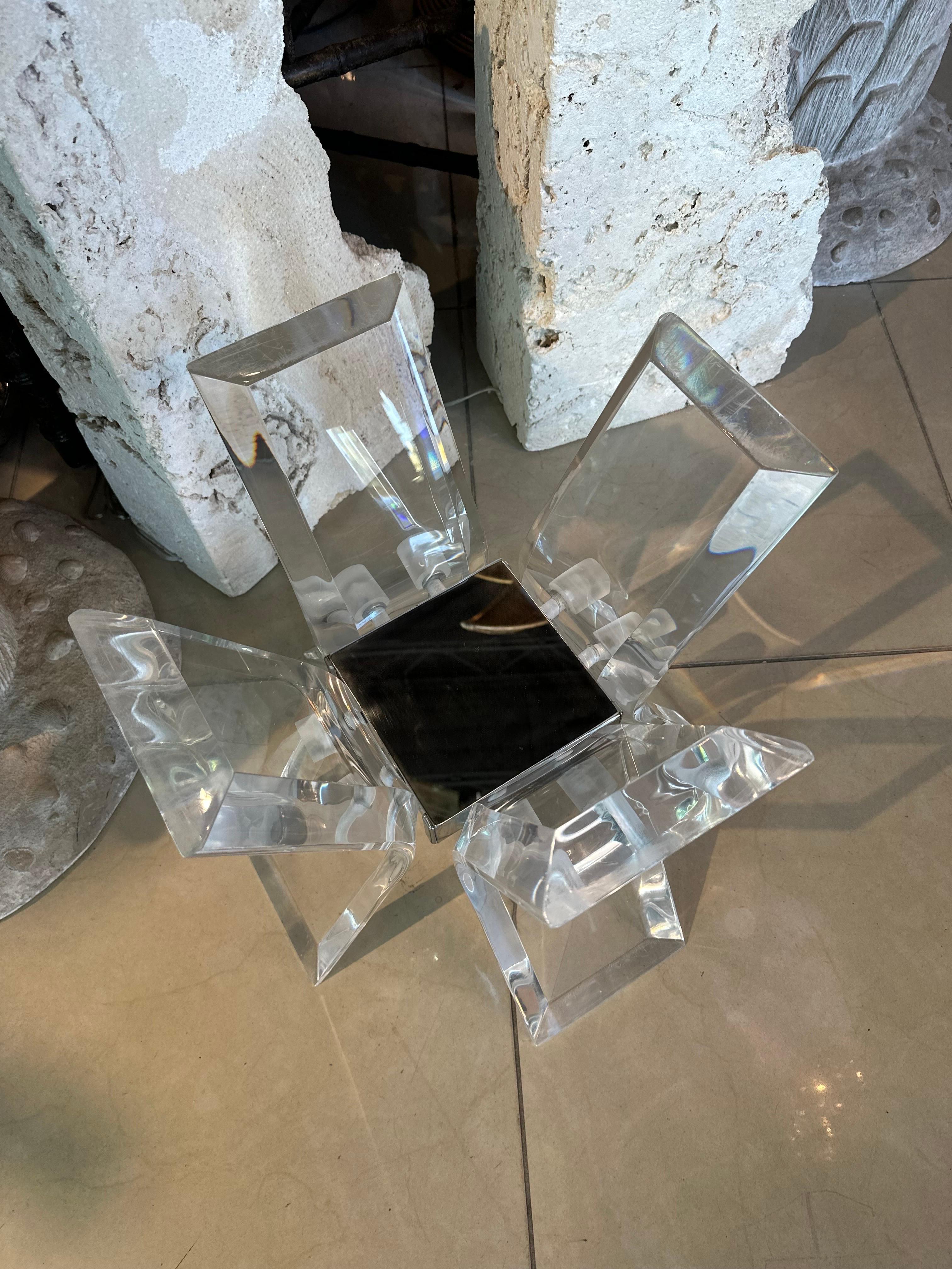 Hollywood Regency Base de table basse cocktail moderne de Palm Beach en lucite avec miroir évasé en vente