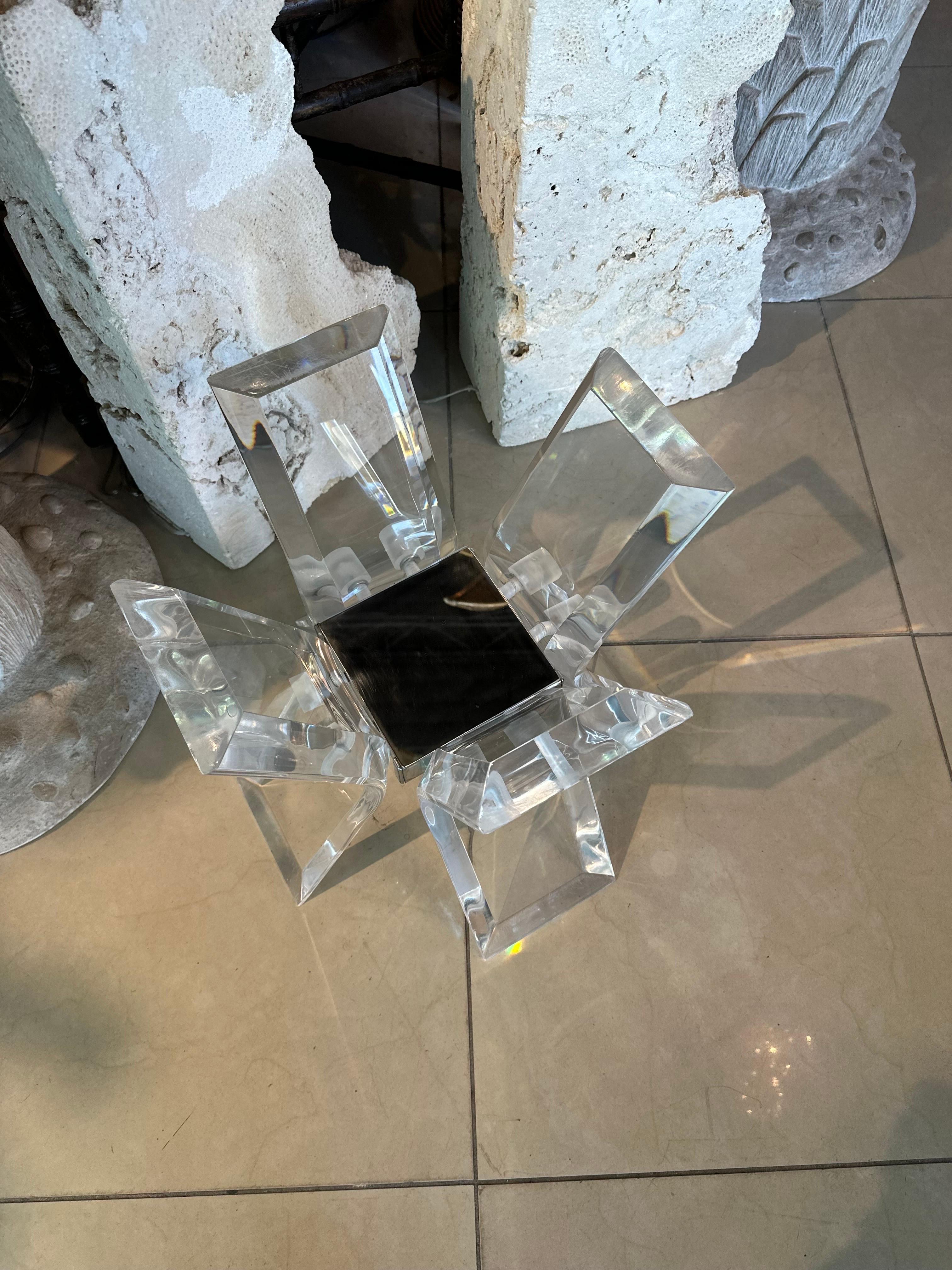 Base de table basse cocktail moderne de Palm Beach en lucite avec miroir évasé Bon état - En vente à West Palm Beach, FL