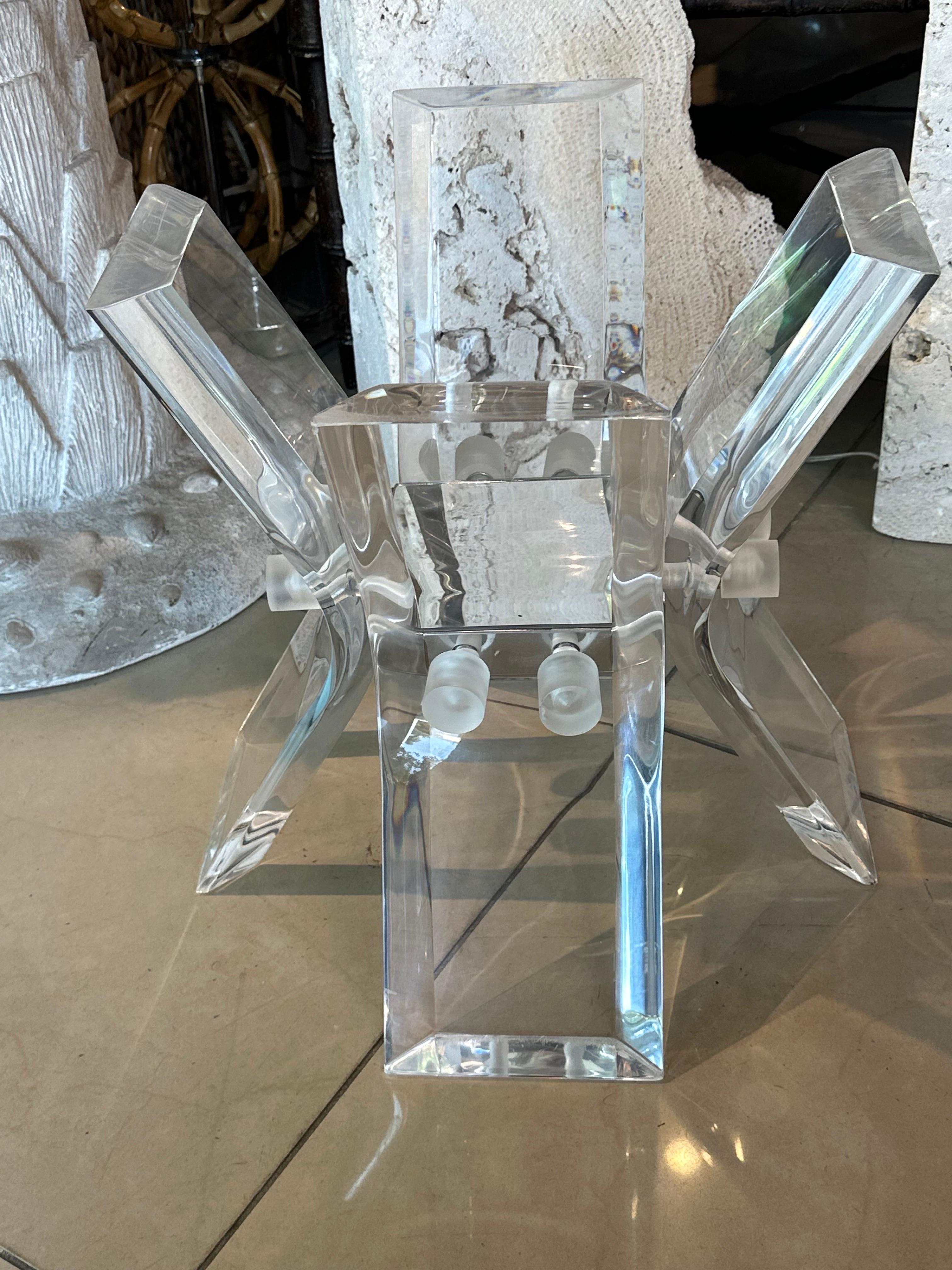 Miroir Base de table basse cocktail moderne de Palm Beach en lucite avec miroir évasé en vente