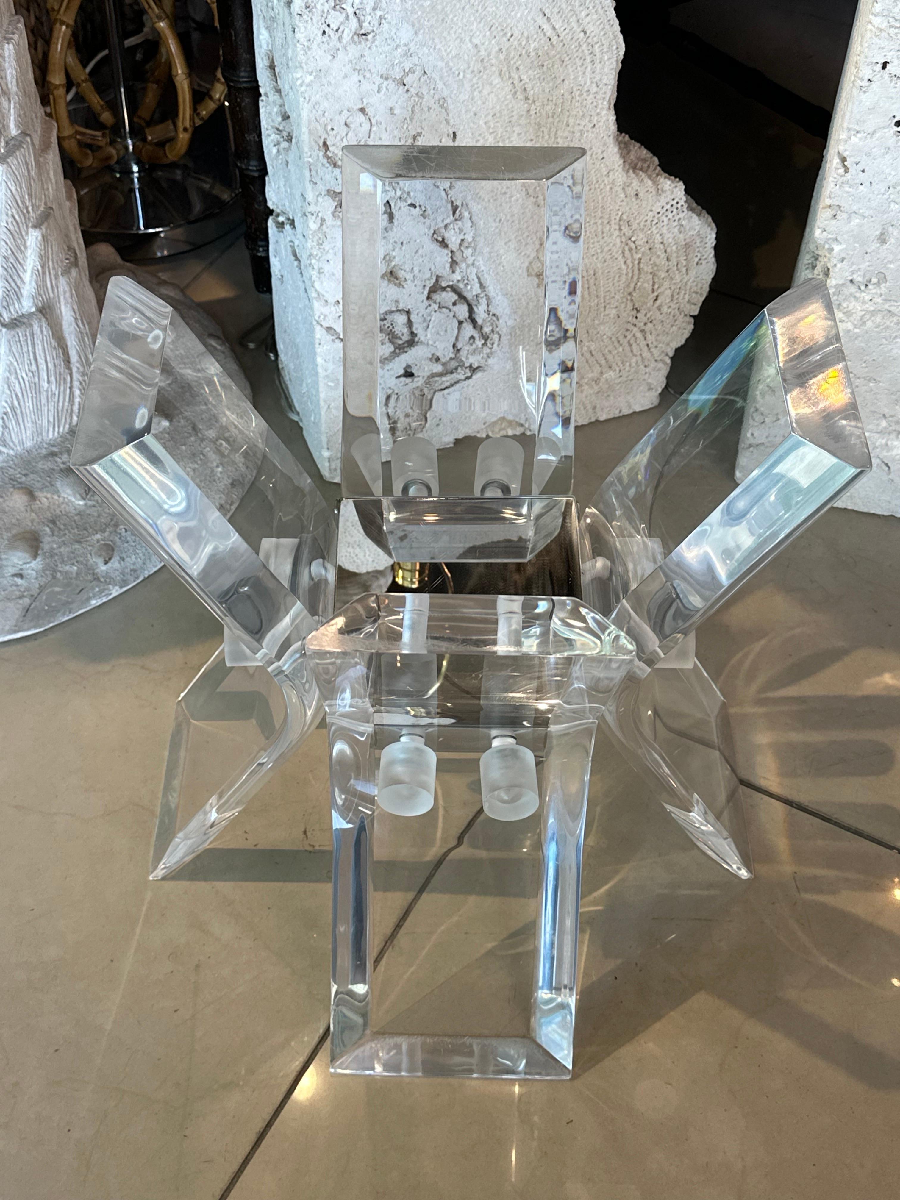 Base de table basse cocktail moderne de Palm Beach en lucite avec miroir évasé en vente 2