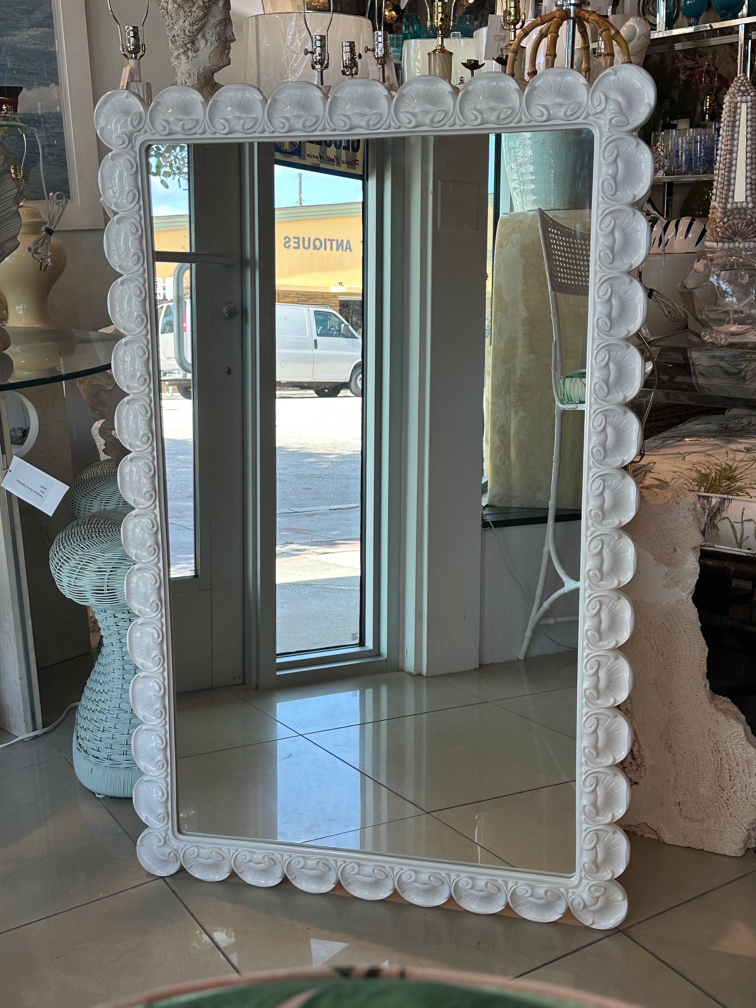 Vintage Palm Beach Newly Lacquered White Scalloped Sea Shell Wall Mirror (Hollywood Regency) im Angebot