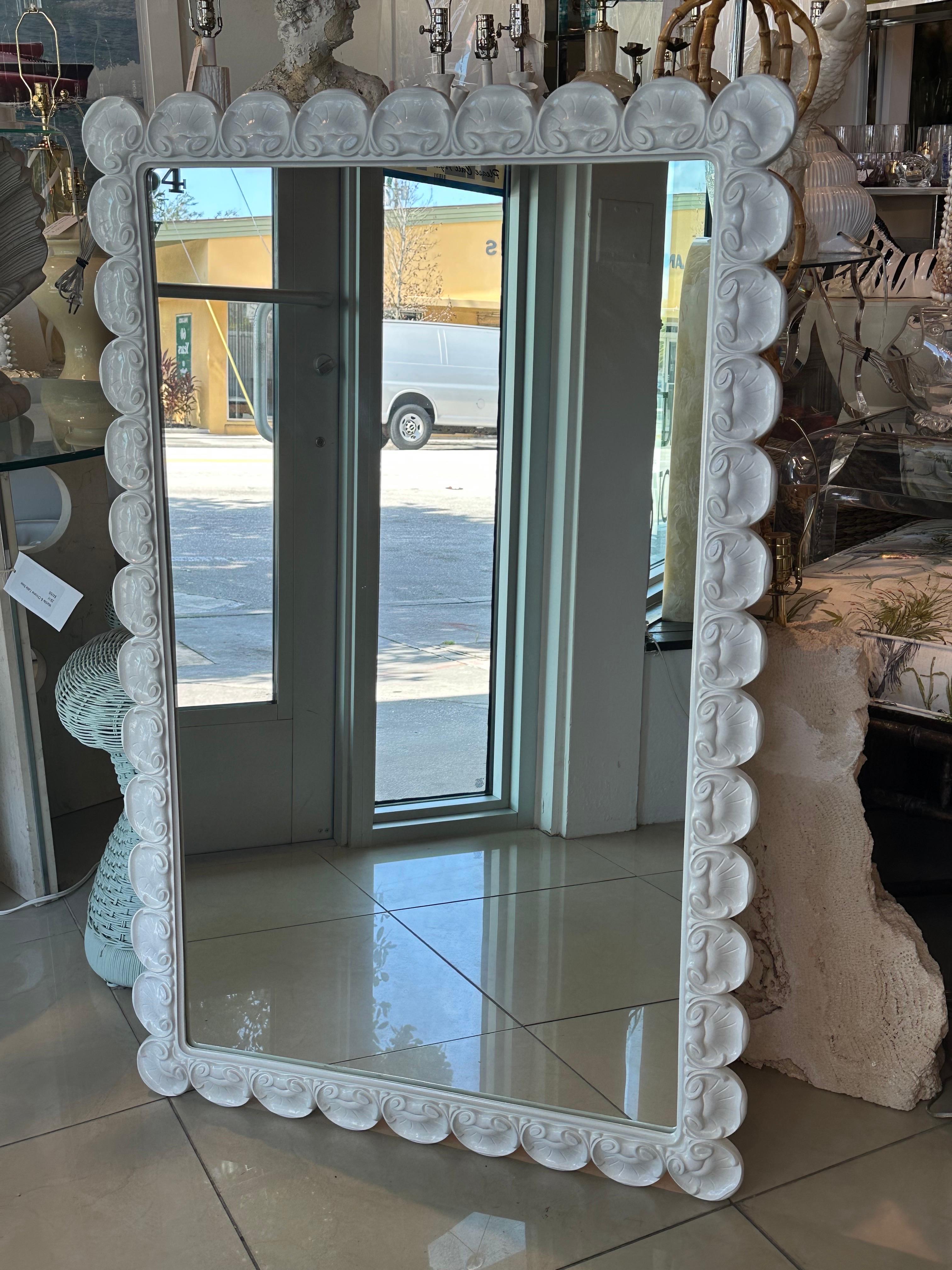 Vintage Palm Beach Newly Lacquered White Scalloped Sea Shell Wall Mirror (amerikanisch) im Angebot