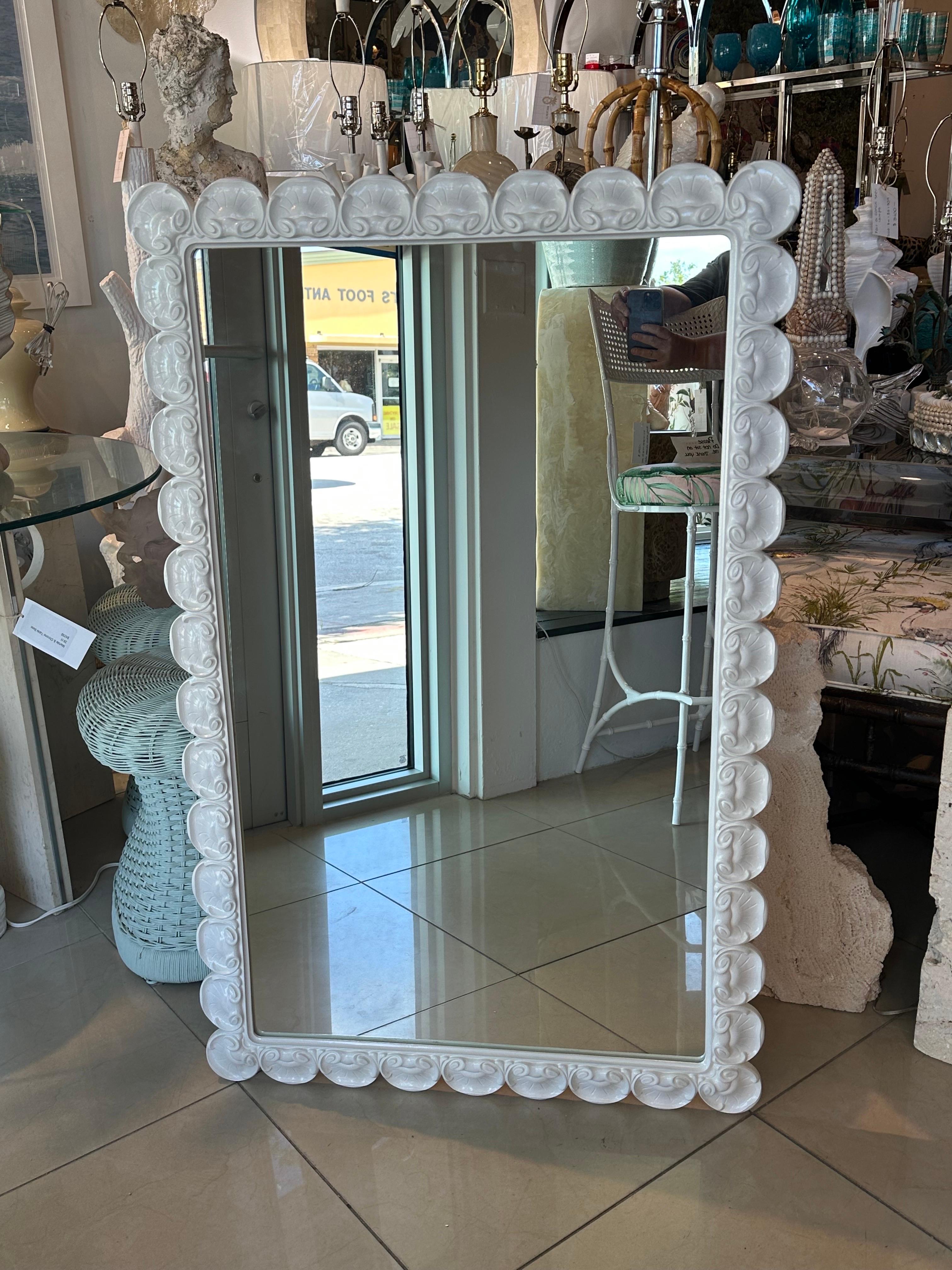 Vintage Palm Beach Newly Lacquered White Scalloped Sea Shell Wall Mirror im Zustand „Gut“ im Angebot in West Palm Beach, FL