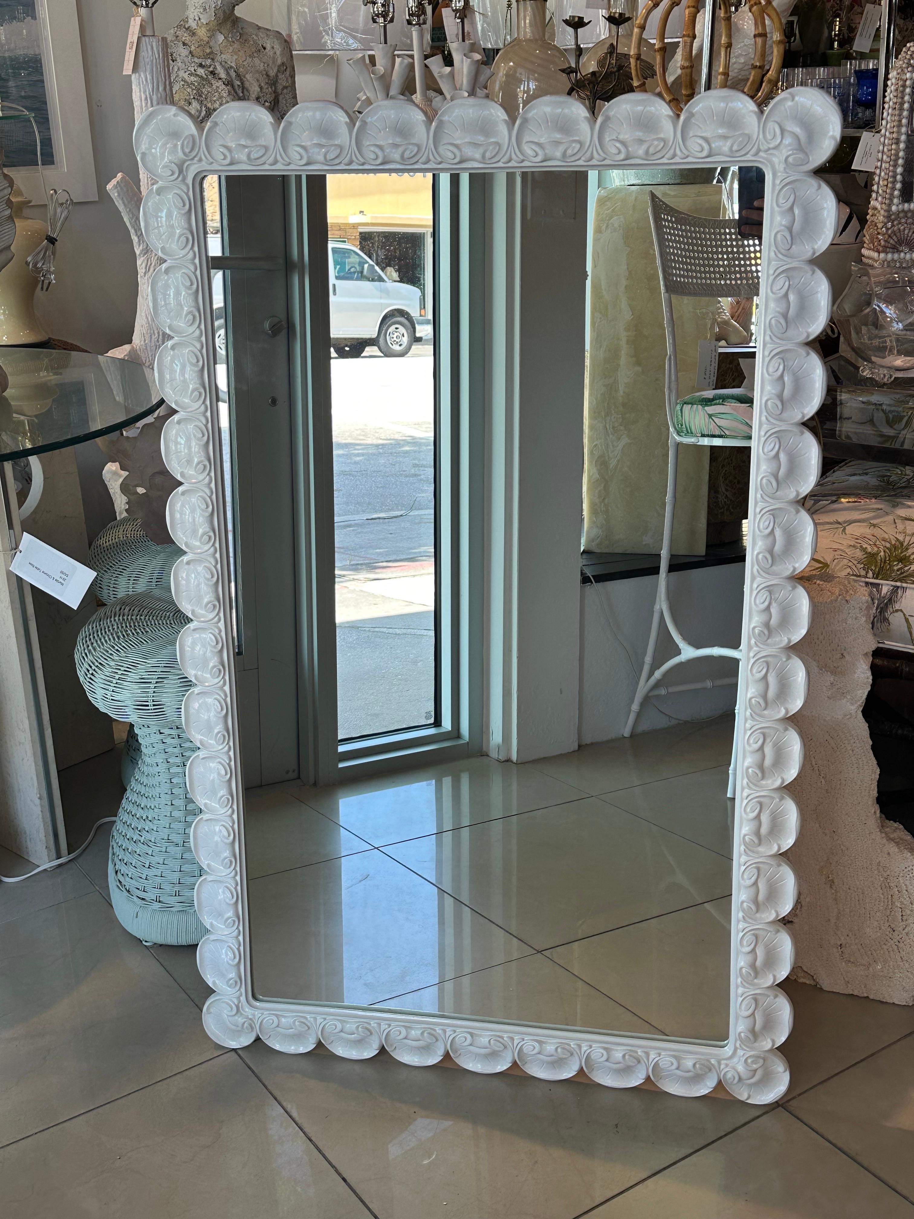 Vintage Palm Beach Newly Lacquered White Scalloped Sea Shell Wall Mirror (Ende des 20. Jahrhunderts) im Angebot