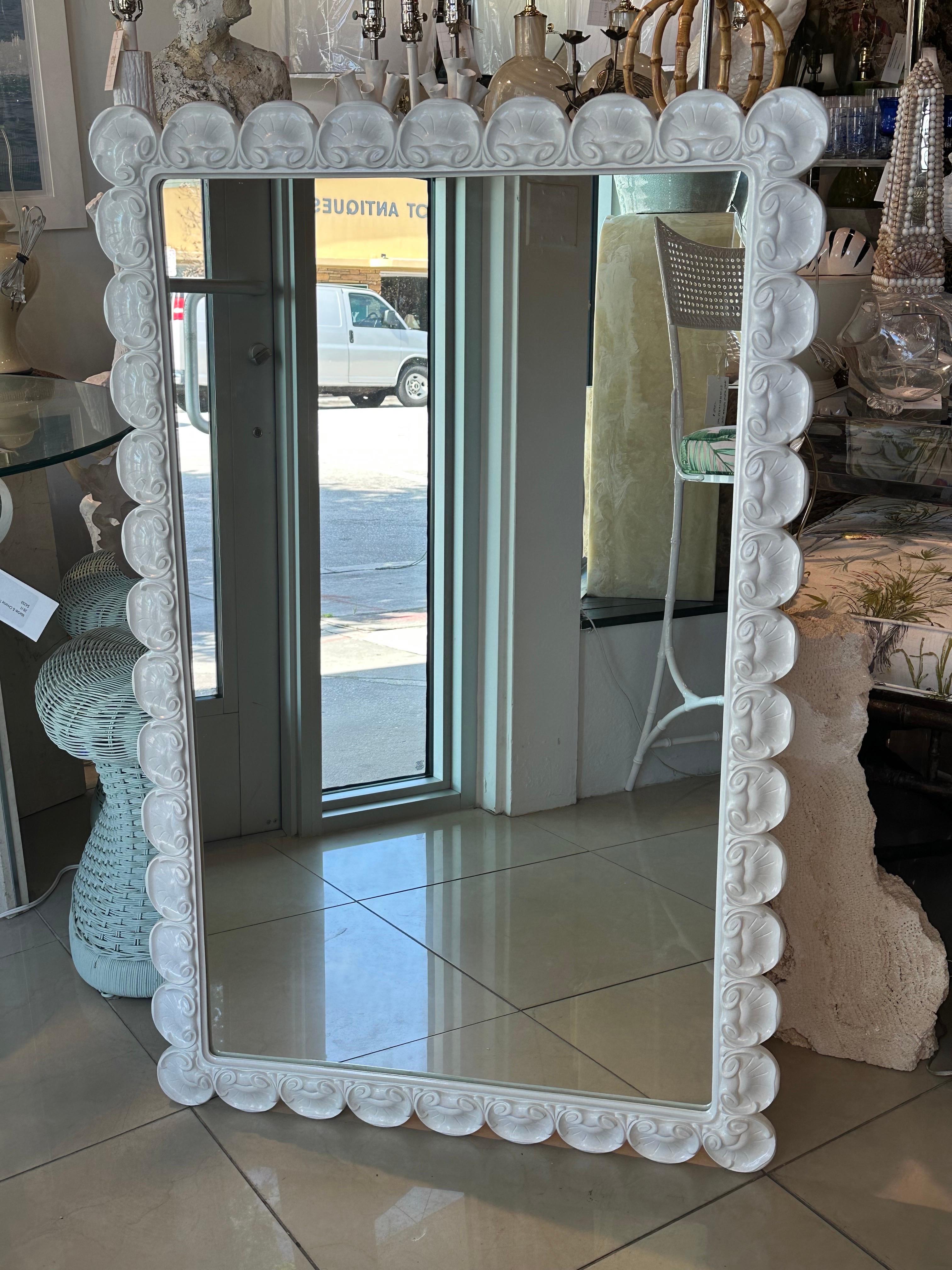 Vintage Palm Beach Newly Lacquered White Scalloped Sea Shell Wall Mirror (Spiegel) im Angebot