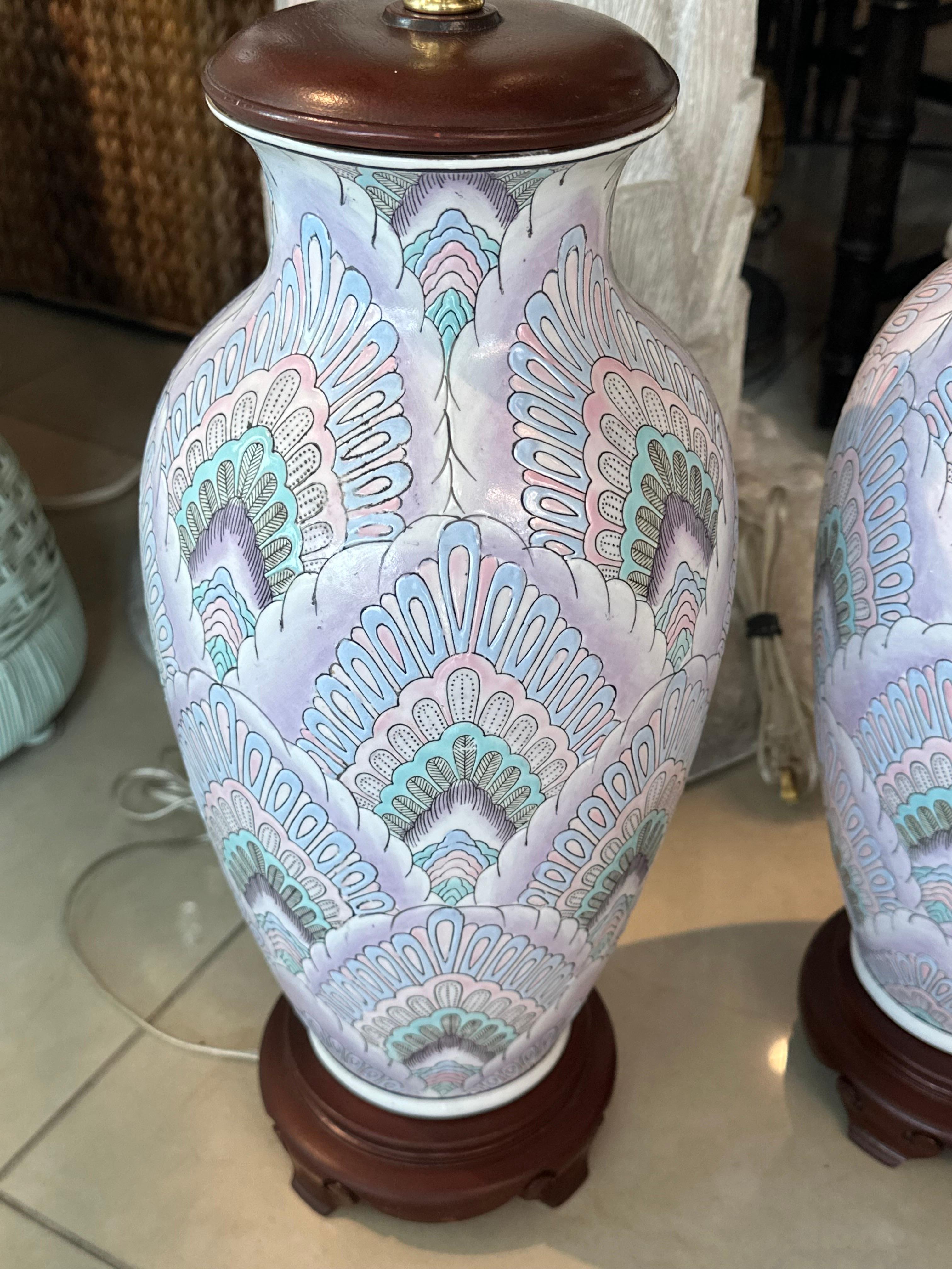 Vintage Paar Chinoiserie Tischlampen auf Holzsockel. Diese wurden neu verkabelt, klare Corde, alle neuen Messingbeschläge, 3-Wege-Steckdosen. Keine Chips oder Brüche, Abmessungen: 22 H (bis zur Oberseite des Sockels) 28,5 H (bis zur Oberseite des