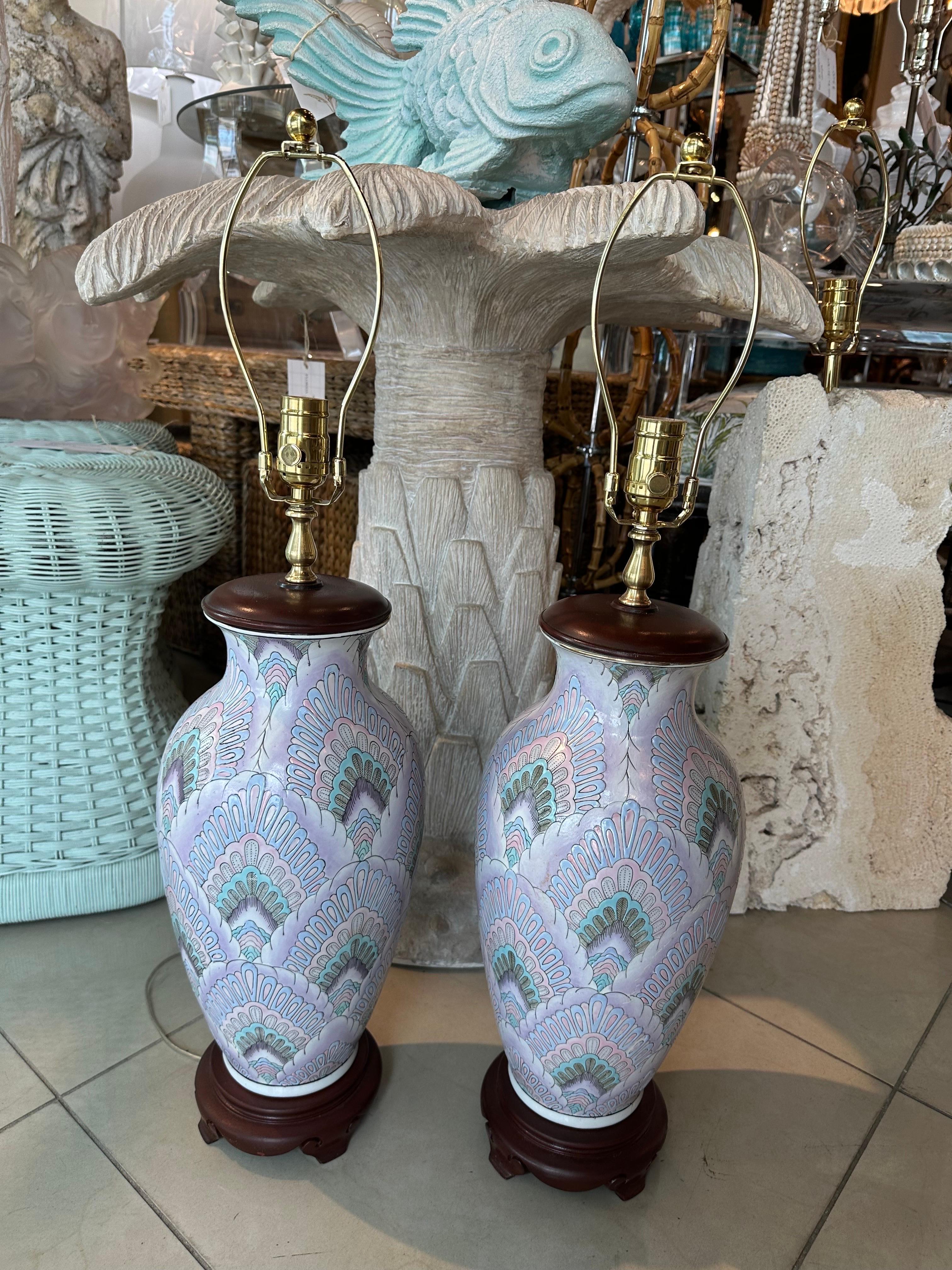 Paar Vintage-Tischlampen aus Chinoiserie-Keramik in Palm Beach, rosa, neu verdrahtet, Vintage (amerikanisch) im Angebot