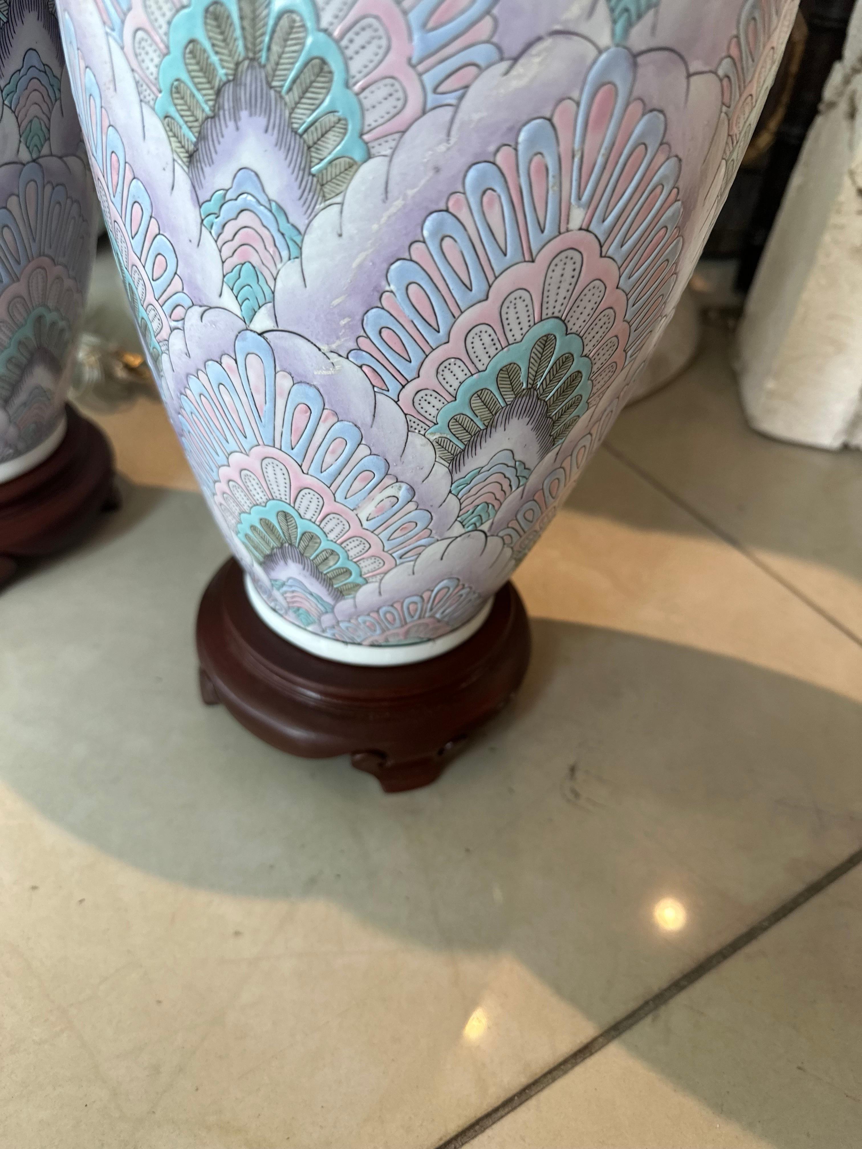 Paar Vintage-Tischlampen aus Chinoiserie-Keramik in Palm Beach, rosa, neu verdrahtet, Vintage (Ende des 20. Jahrhunderts) im Angebot