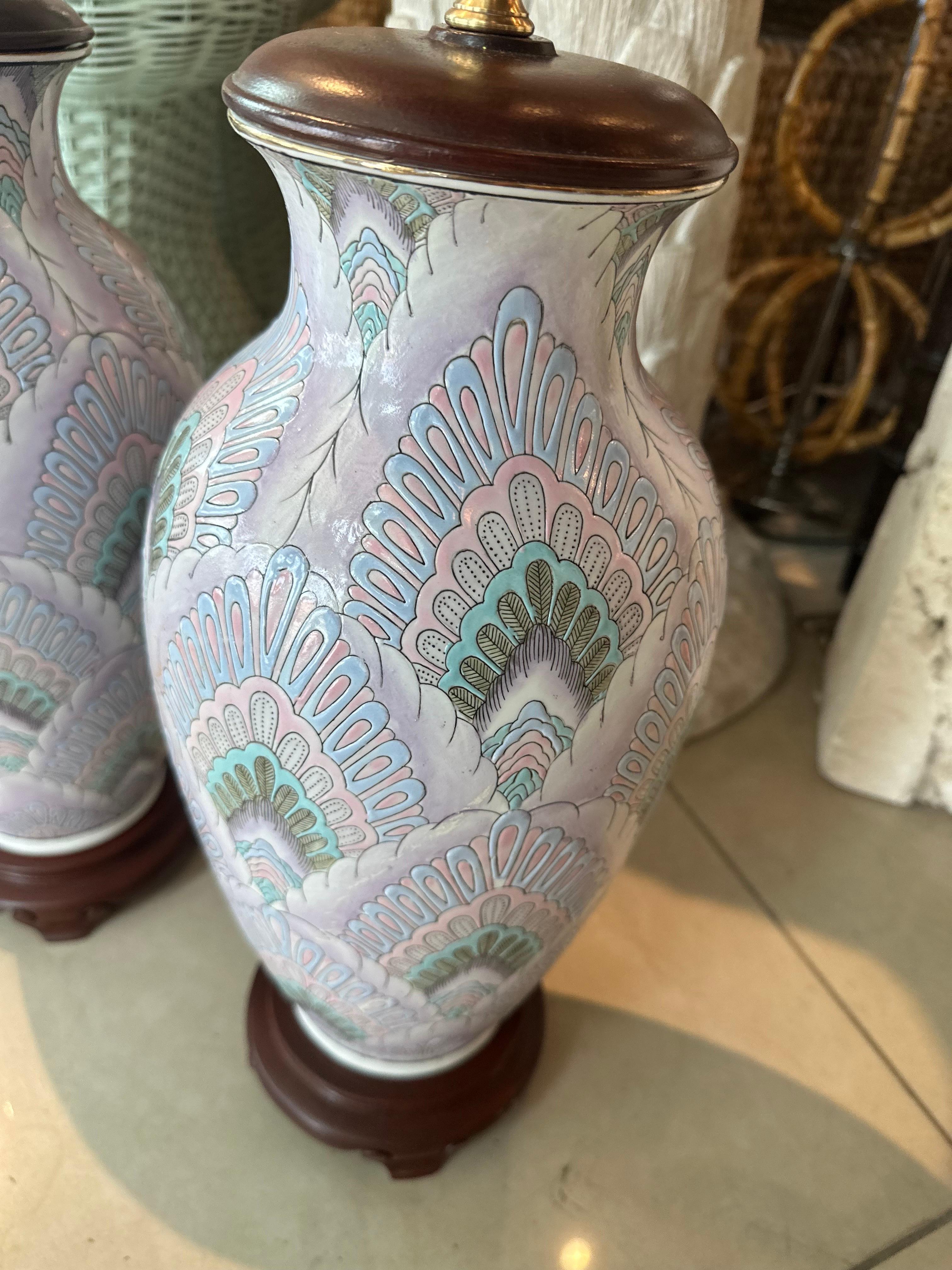 Paar Vintage-Tischlampen aus Chinoiserie-Keramik in Palm Beach, rosa, neu verdrahtet, Vintage im Angebot 1