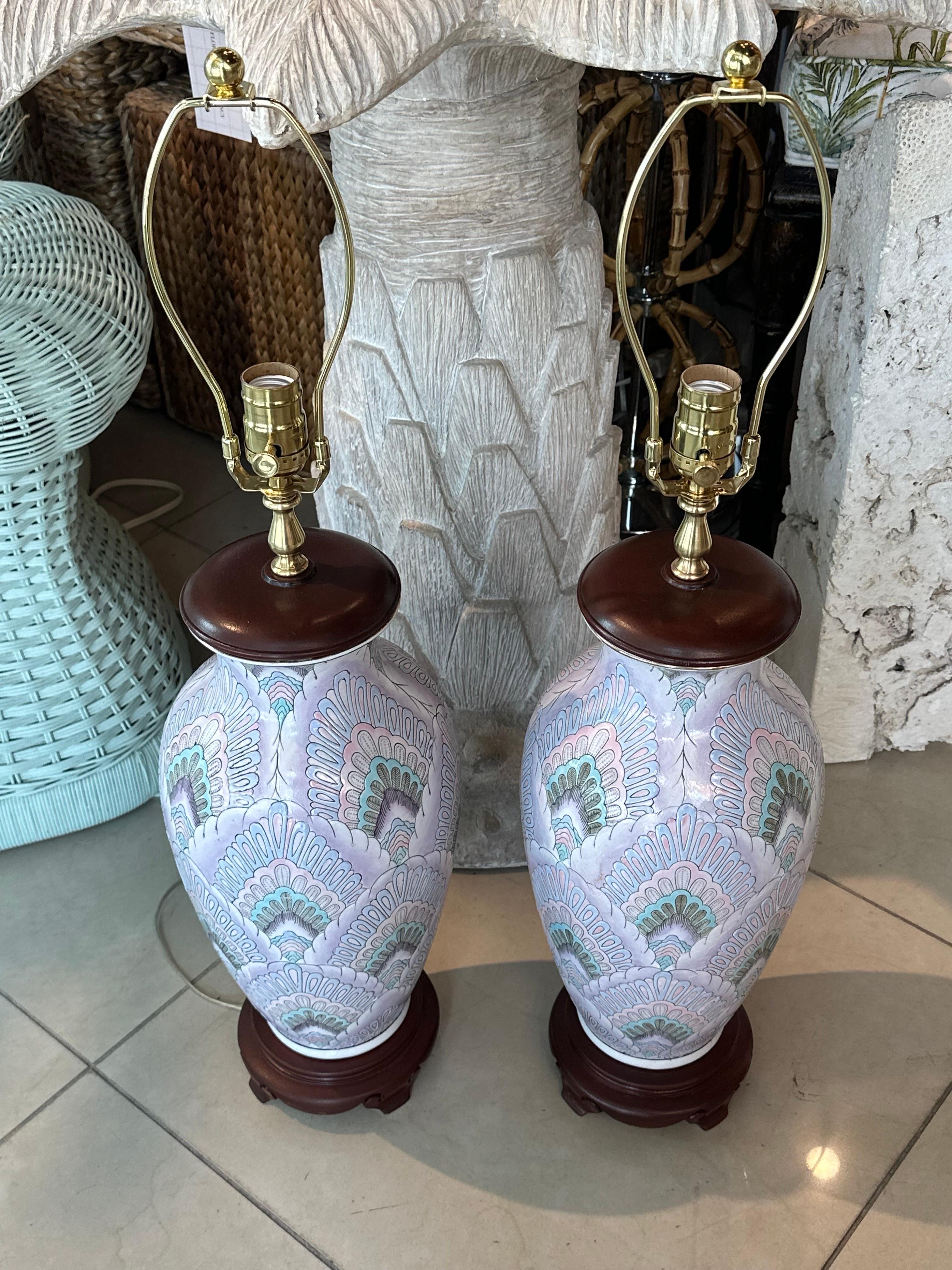 Paar Vintage-Tischlampen aus Chinoiserie-Keramik in Palm Beach, rosa, neu verdrahtet, Vintage im Angebot 3