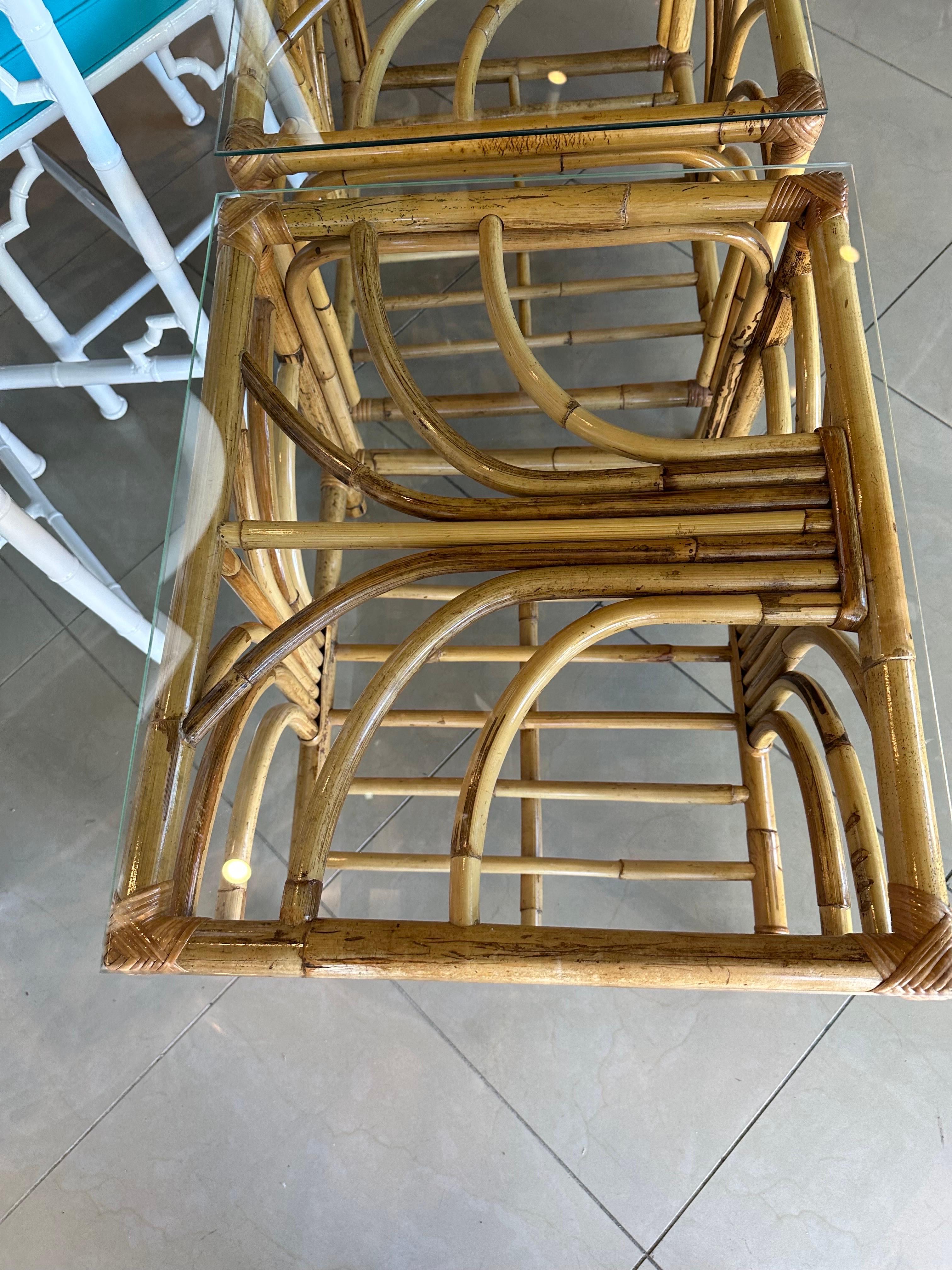 Rotin Paire de tables d'appoint vintage Palm Beach en rotin et bambou avec plateau en verre en vente