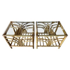 Paire de tables d'appoint vintage Palm Beach en rotin et bambou avec plateau en verre