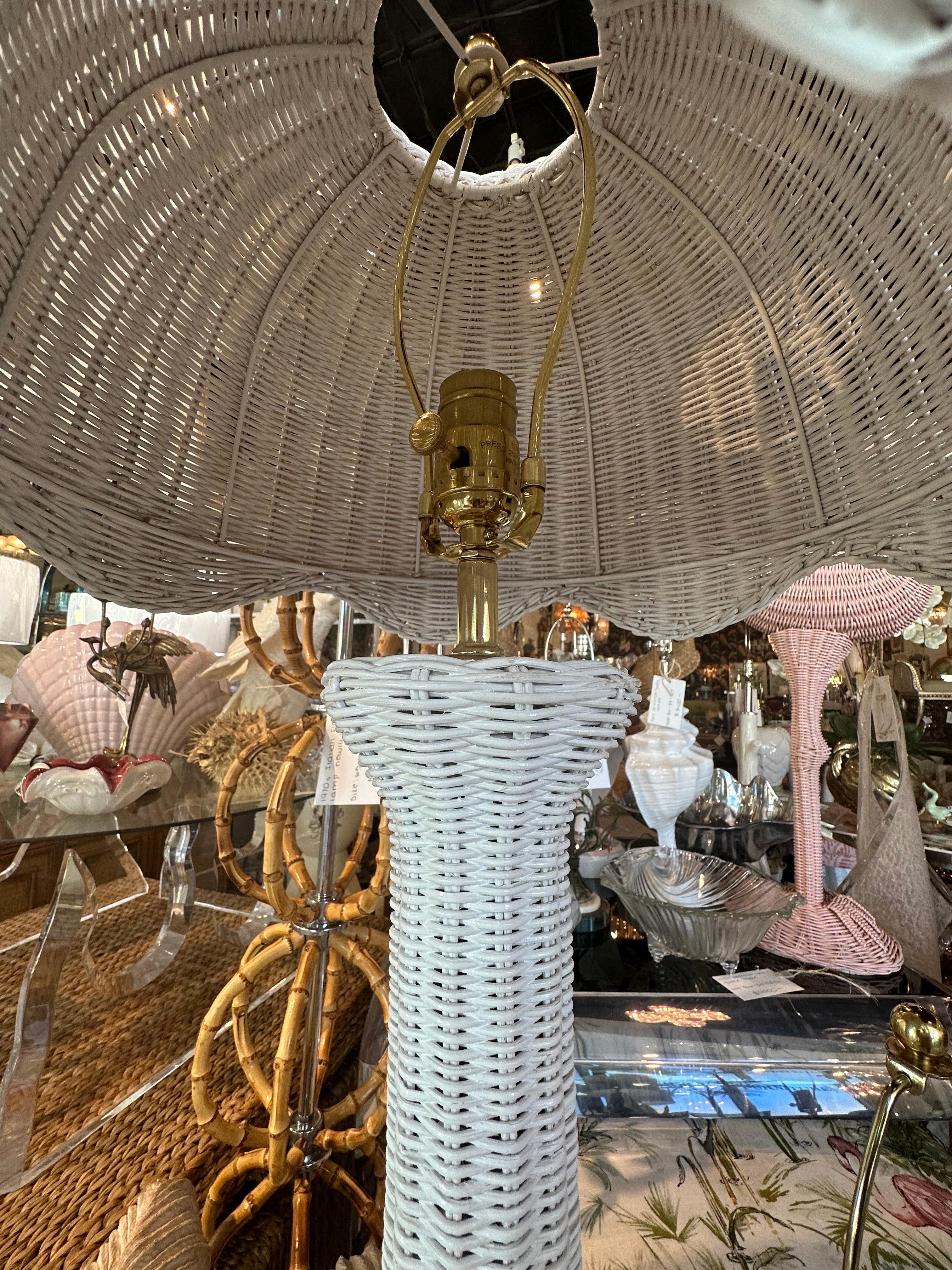 Hollywood Regency Paire de lampes de bureau vintage Palm Beach festonnées en osier blanc Abat-jour nouvellement câblé  en vente