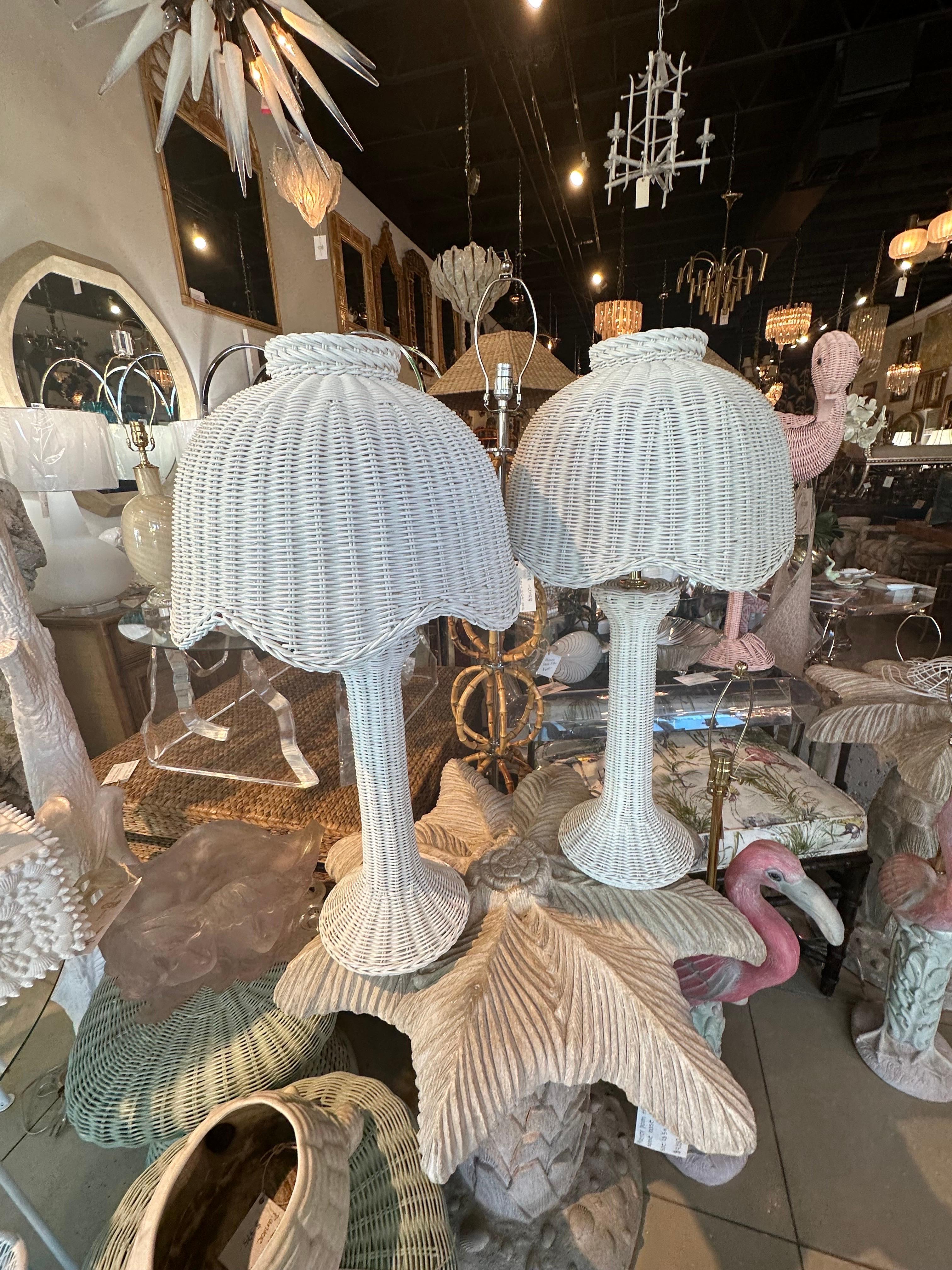 Paire de lampes de bureau vintage Palm Beach festonnées en osier blanc Abat-jour nouvellement câblé  en vente 1