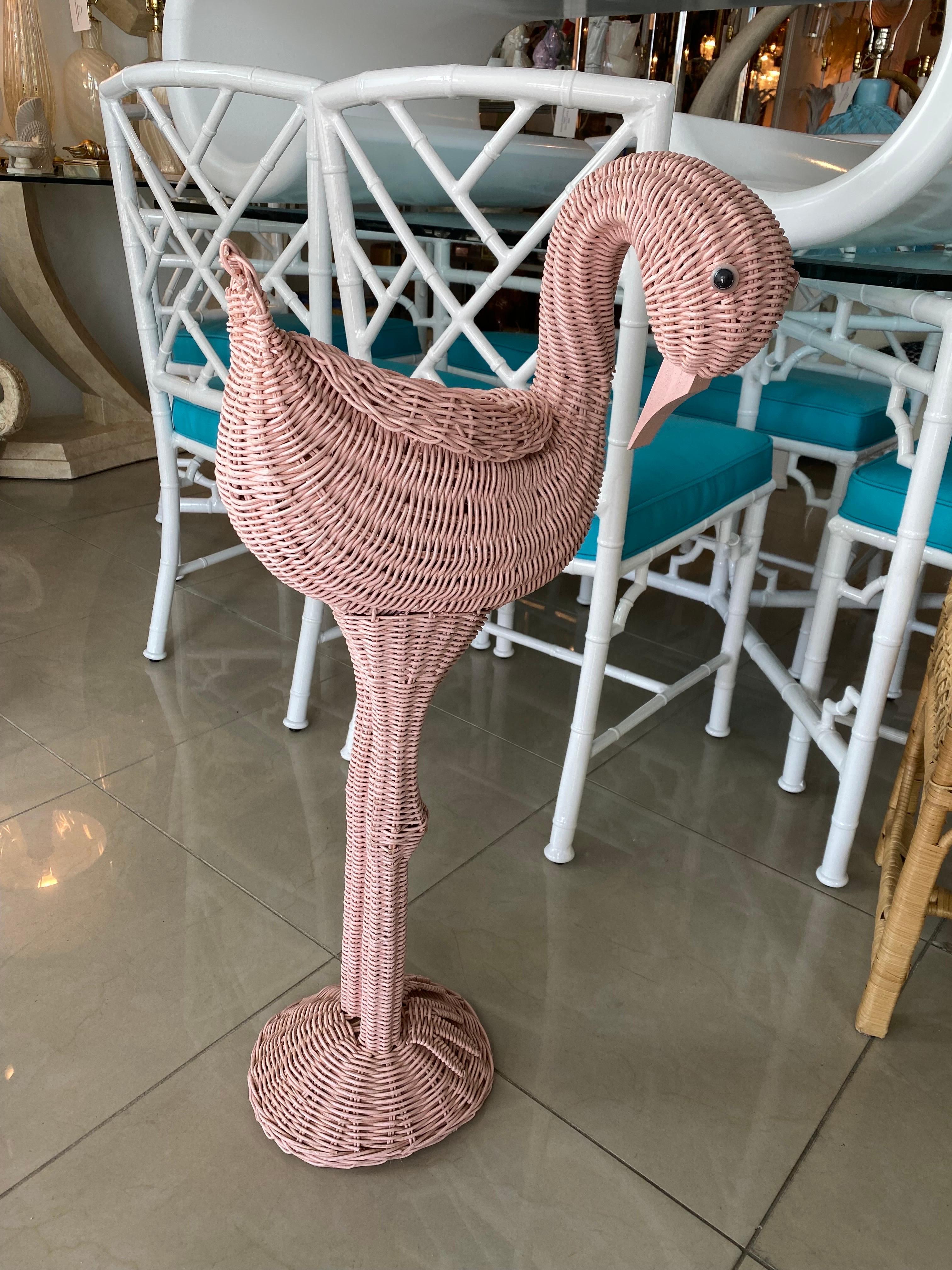 Hollywood Regency Vintage Palm Beach Pink Wicker Flamingo Plant Stand Pot Holder Garden en vente