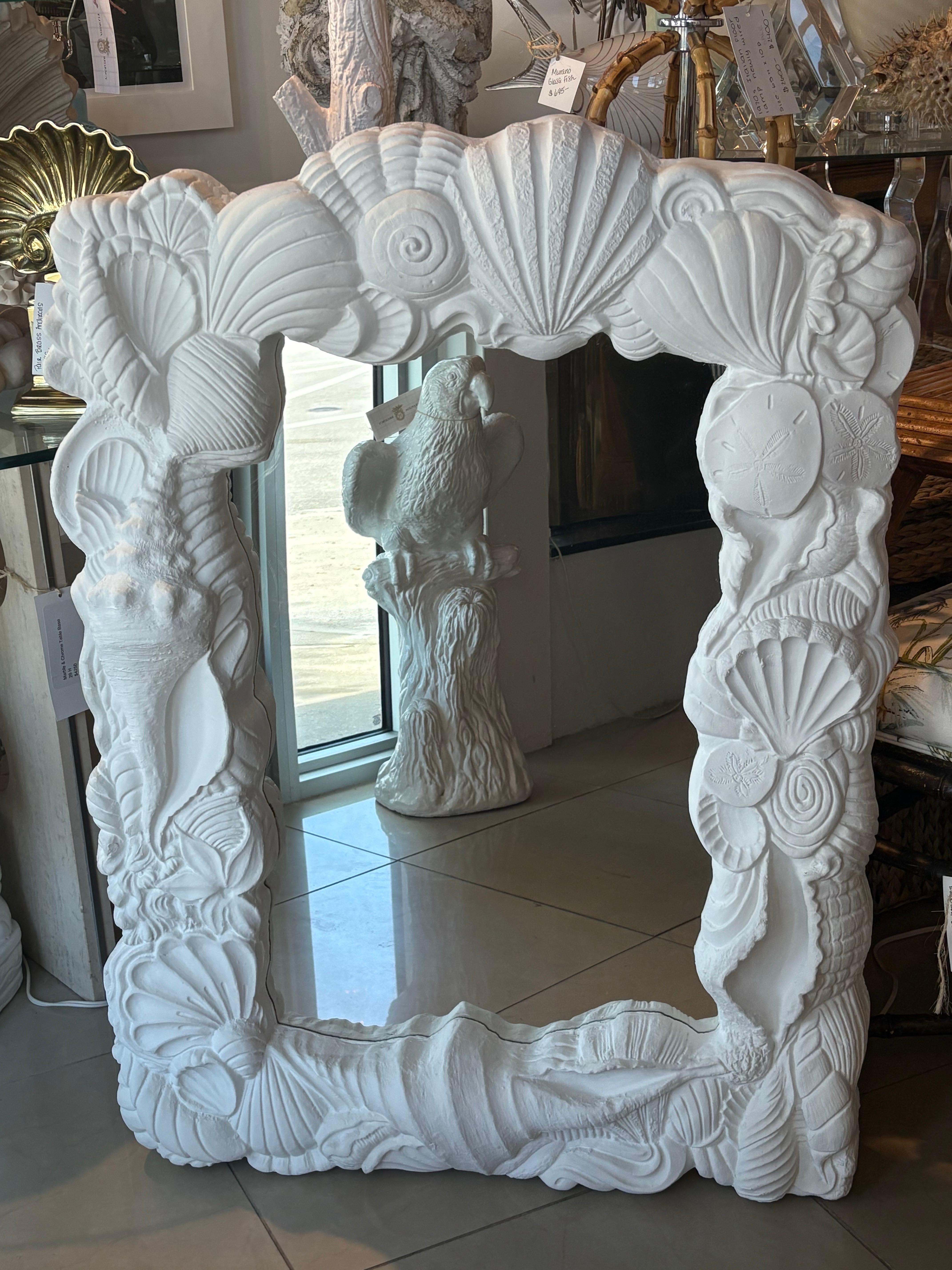 Specchio da parete Palm Beach Vintage in gesso con conchiglia appena laccata Flat White in vendita 5