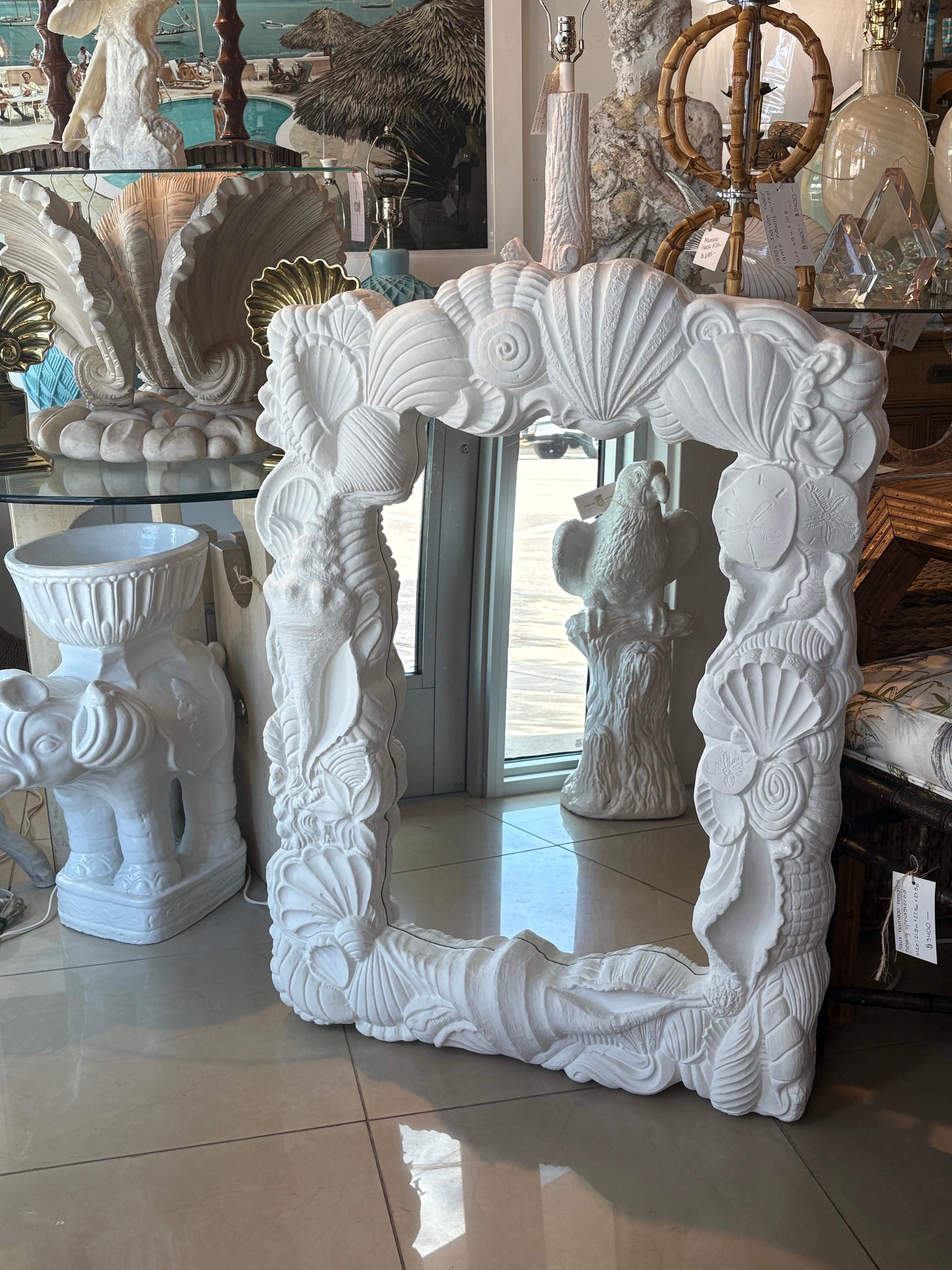 Specchio da parete Palm Beach Vintage in gesso con conchiglia appena laccata Flat White in vendita 6