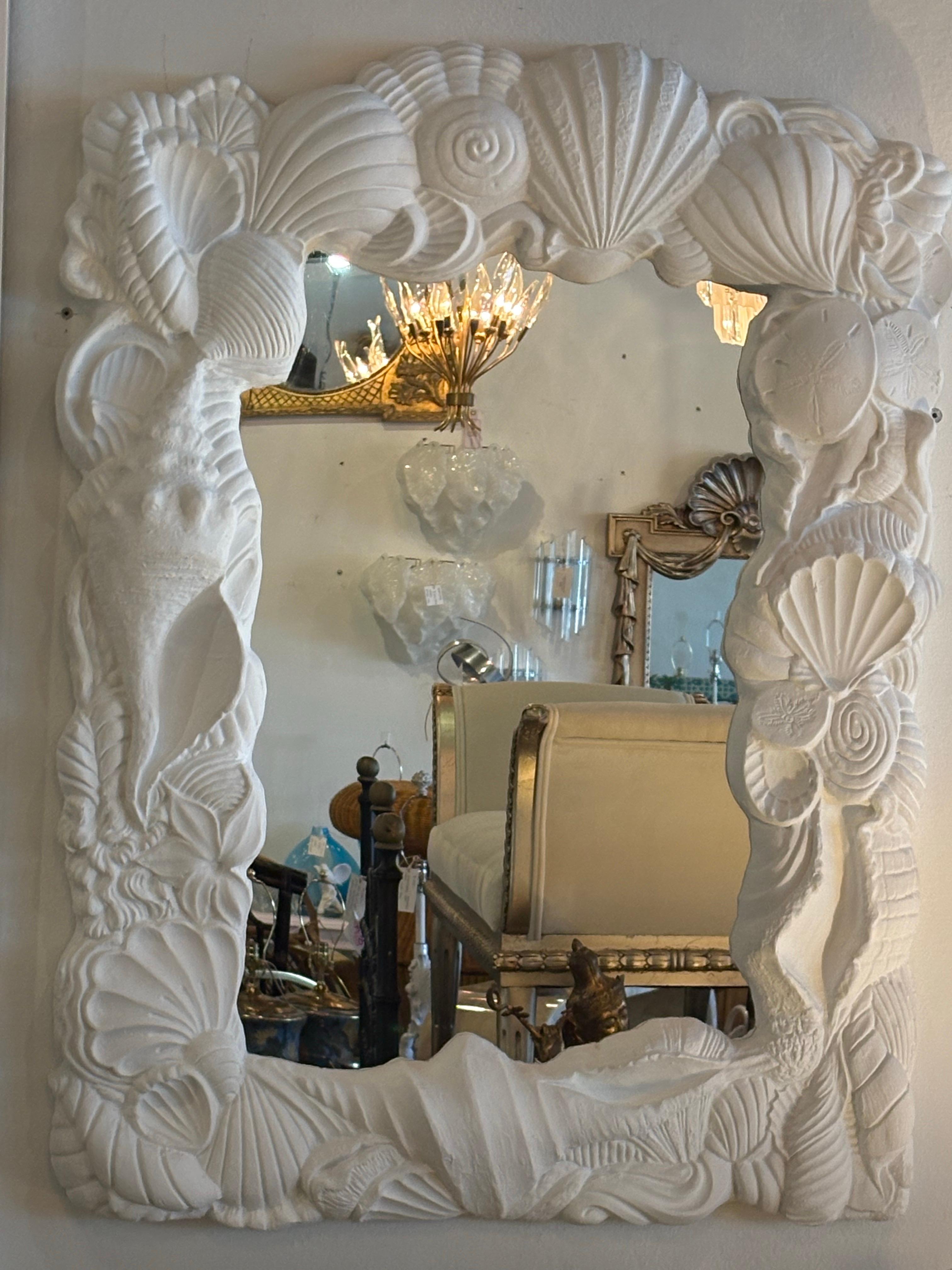 Specchio da parete Palm Beach Vintage in gesso con conchiglia appena laccata Flat White in vendita 9