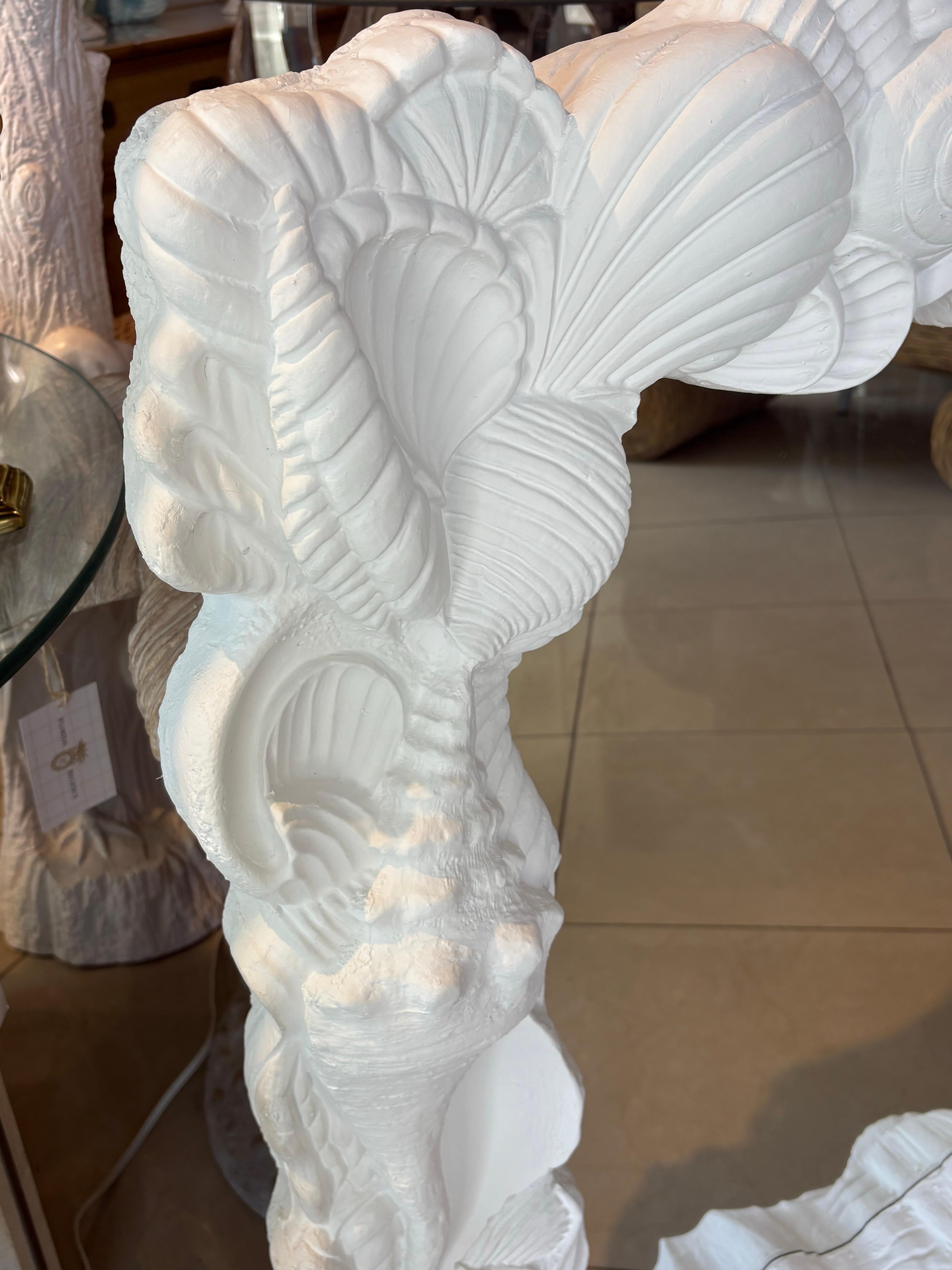 Grazioso specchio da parete vintage in gesso con conchiglia di Palm Beach. Nuova finitura in bianco intonaco piatto. Viene fornito pronto per essere appeso. Lo specchio originale può presentare lievi graffi. Multidimensionale. Dimensioni: 42 H. x