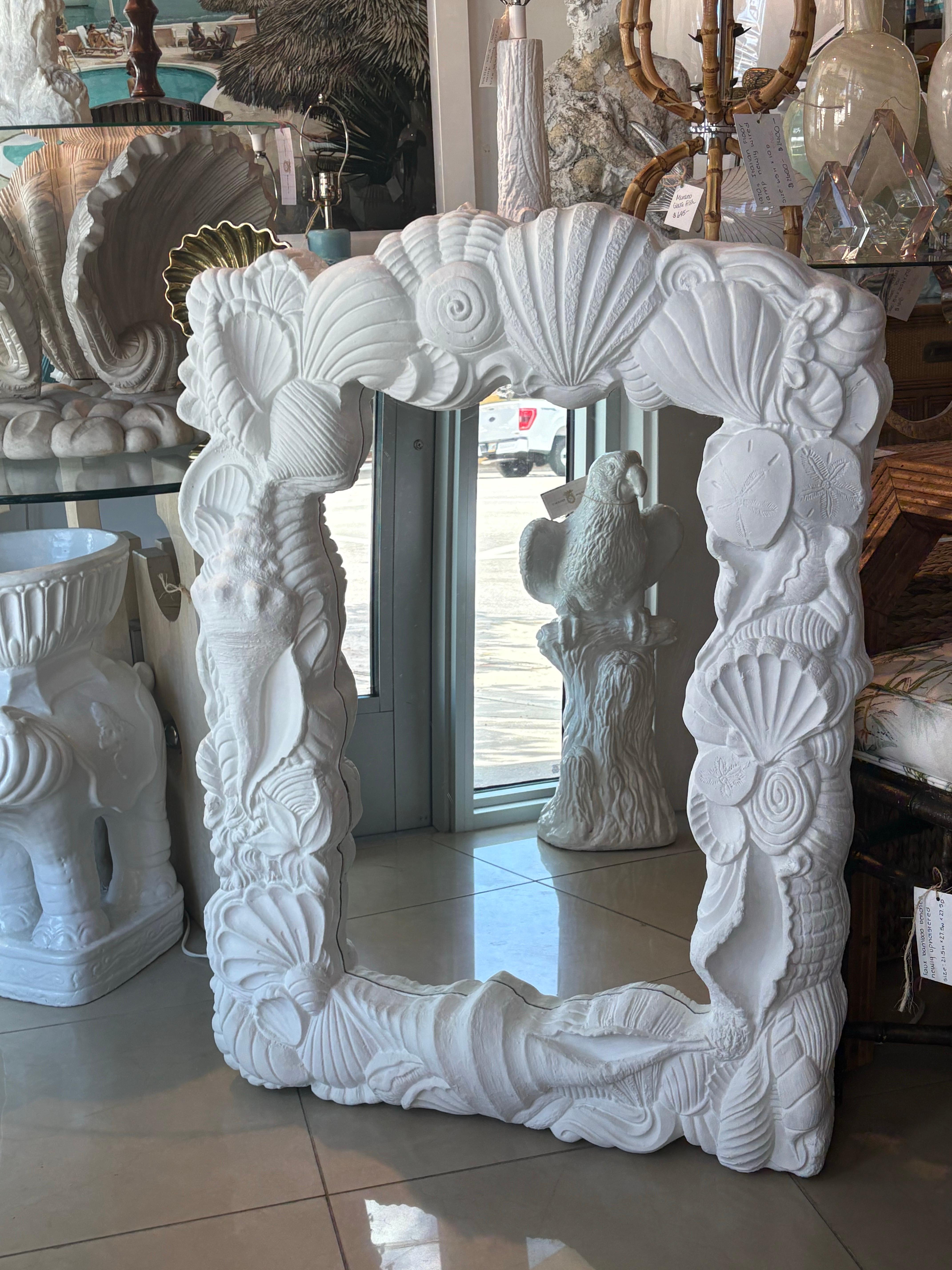 Fine XX secolo Specchio da parete Palm Beach Vintage in gesso con conchiglia appena laccata Flat White in vendita