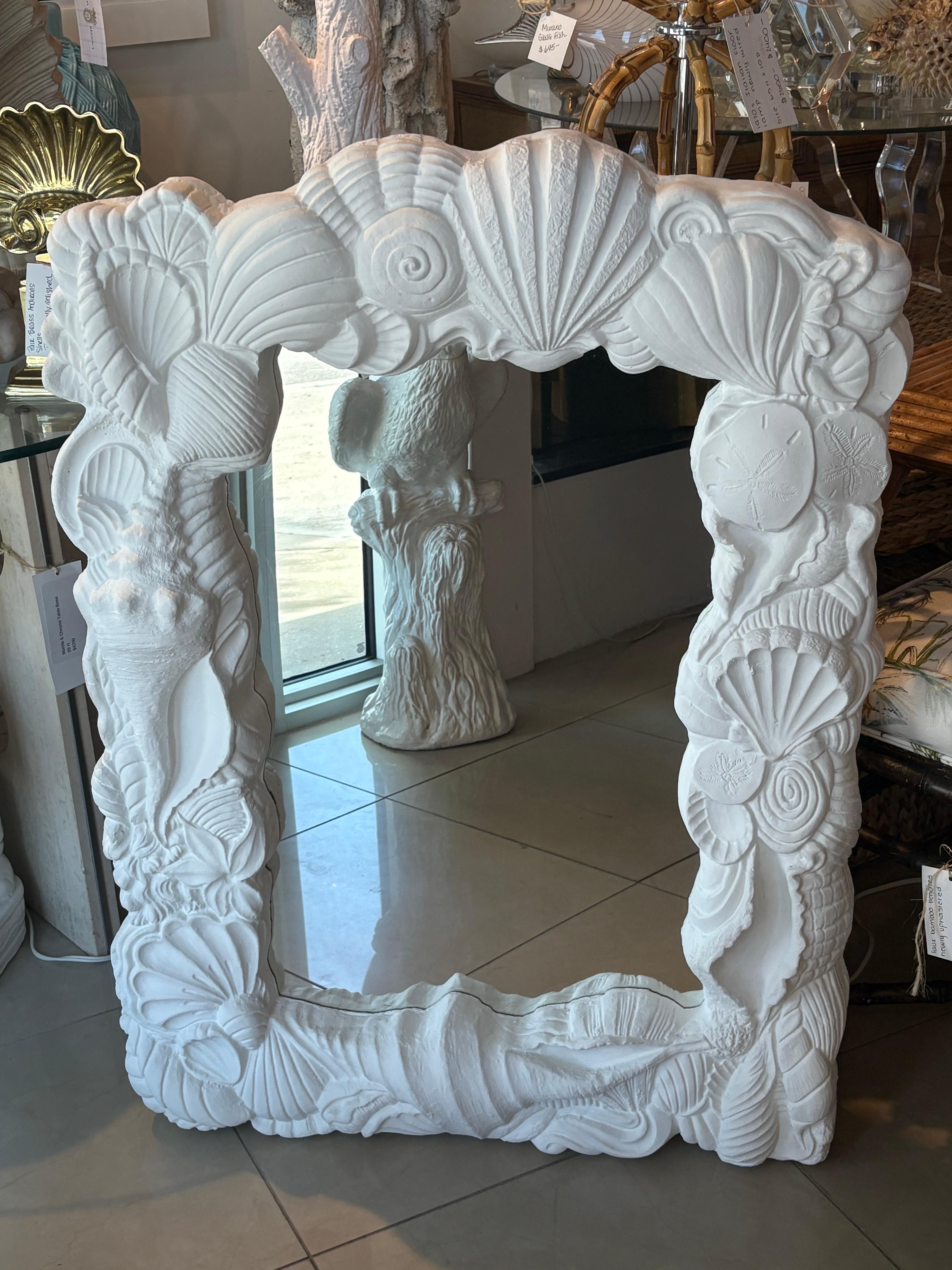 Intonaco Specchio da parete Palm Beach Vintage in gesso con conchiglia appena laccata Flat White in vendita