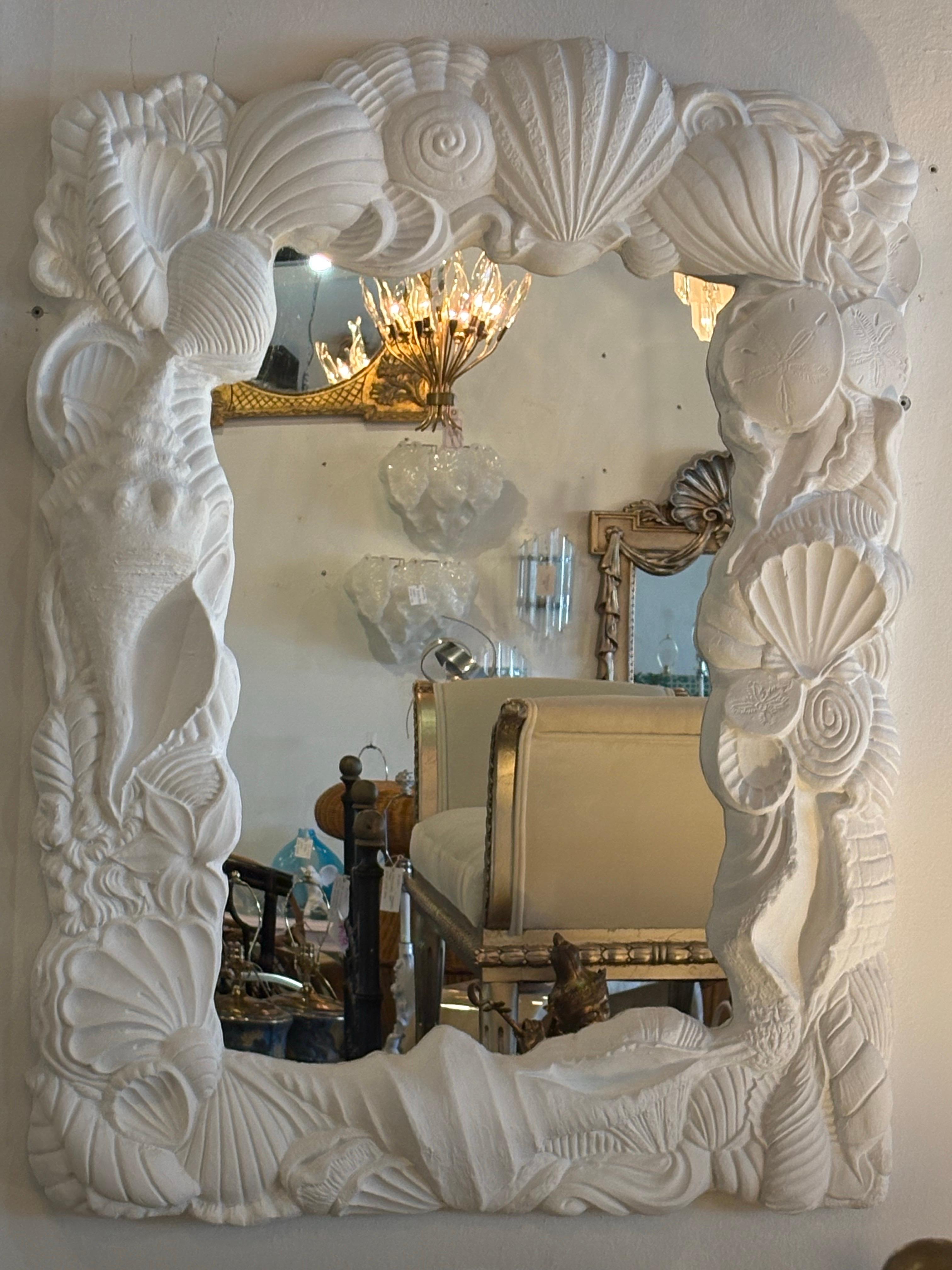 Specchio da parete Palm Beach Vintage in gesso con conchiglia appena laccata Flat White in vendita 1