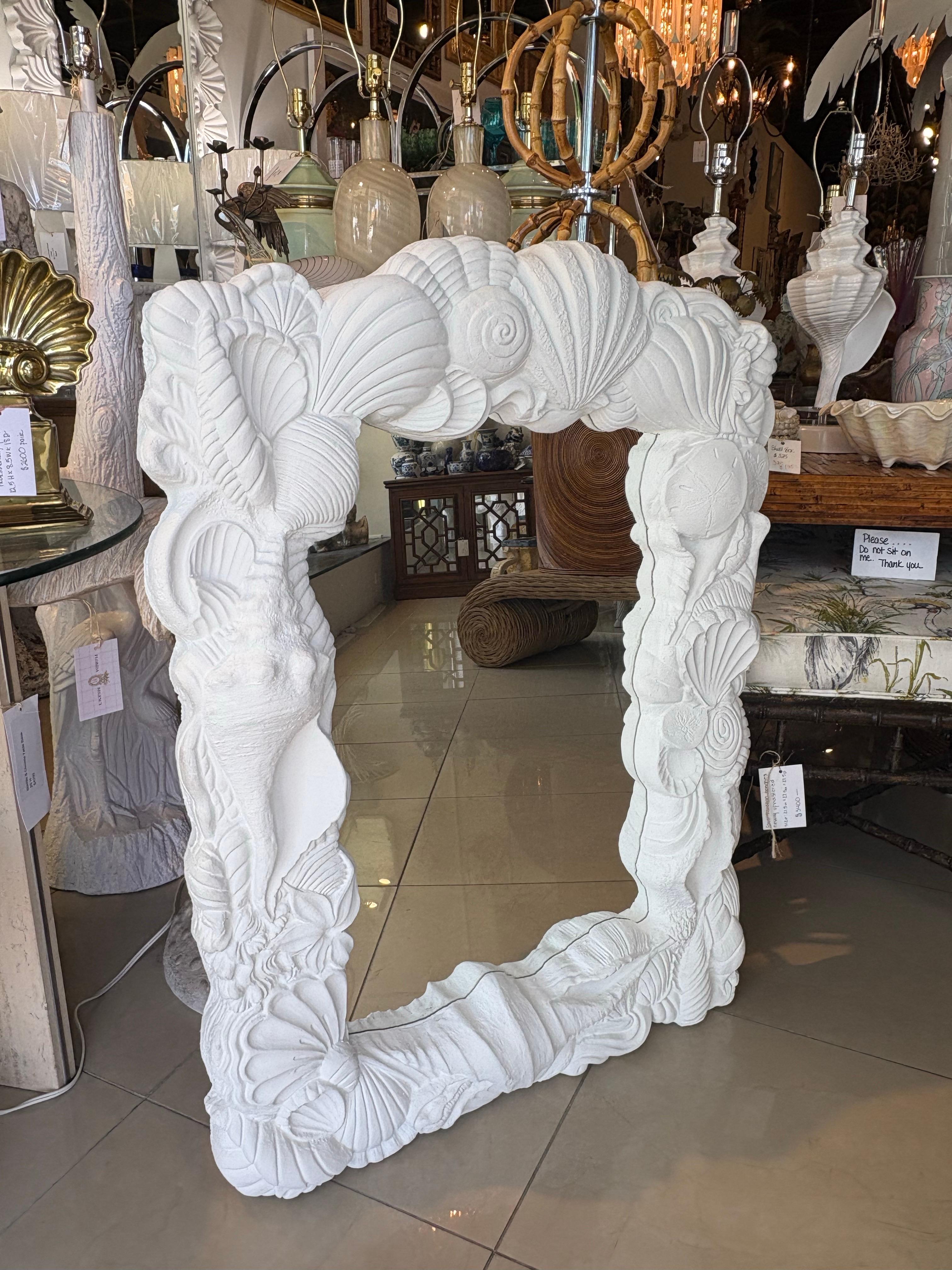 Specchio da parete Palm Beach Vintage in gesso con conchiglia appena laccata Flat White in vendita 2