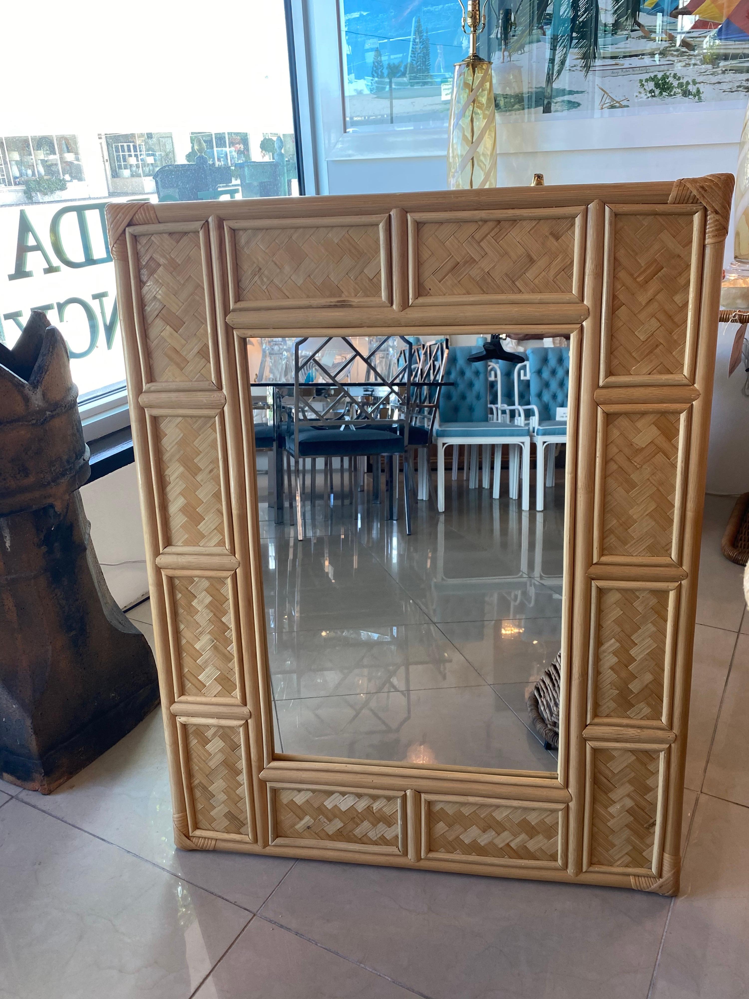 Miroir mural vintage en rotin tressé. Pas d'imperfections. Livré prêt à être accroché sur votre mur. 
Dimensions : 37 H x 29,25 L x 1,25 P.