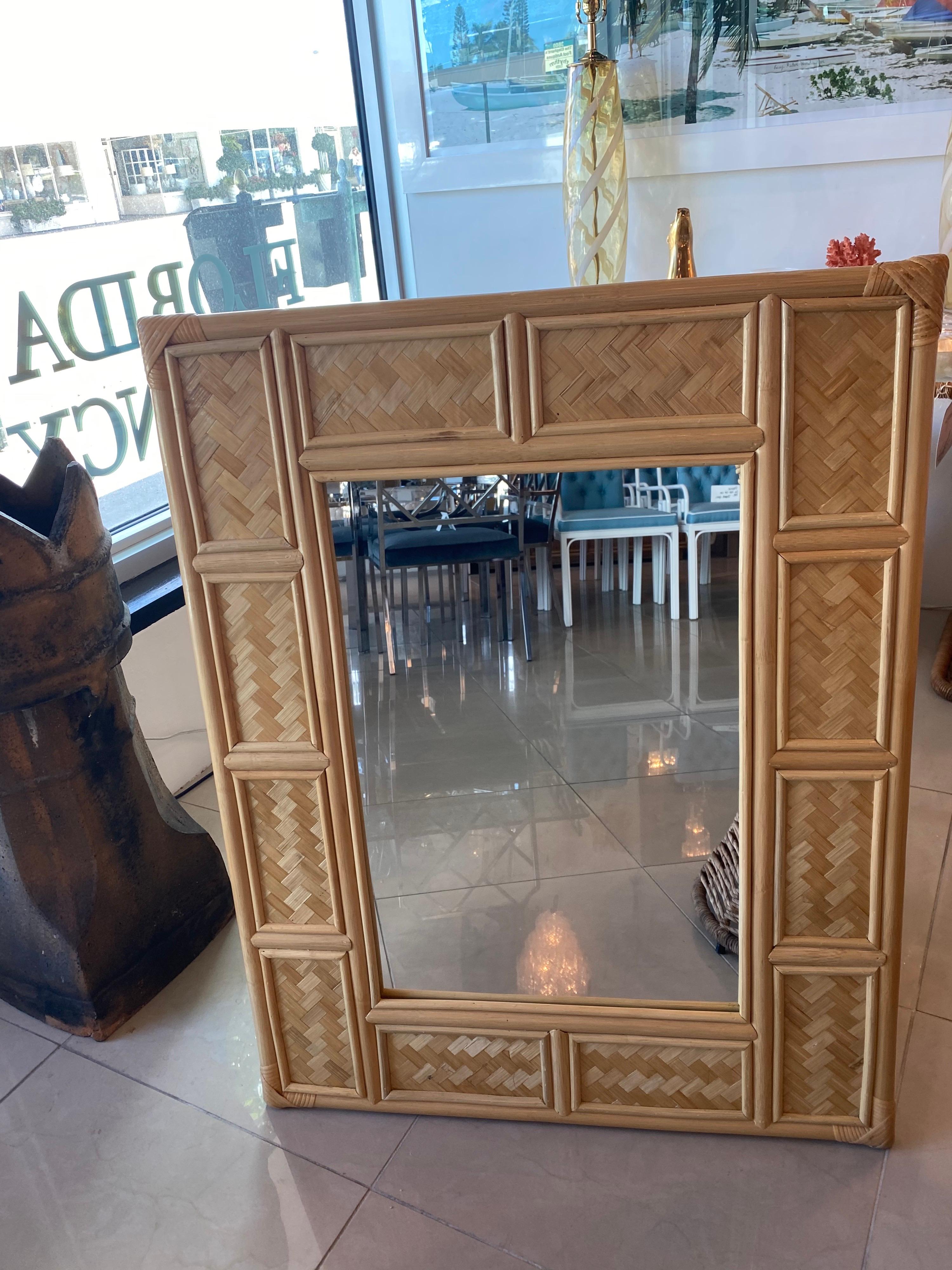 Américain Vieux miroir mural Palm Beach en rotin et osier tressé en vente