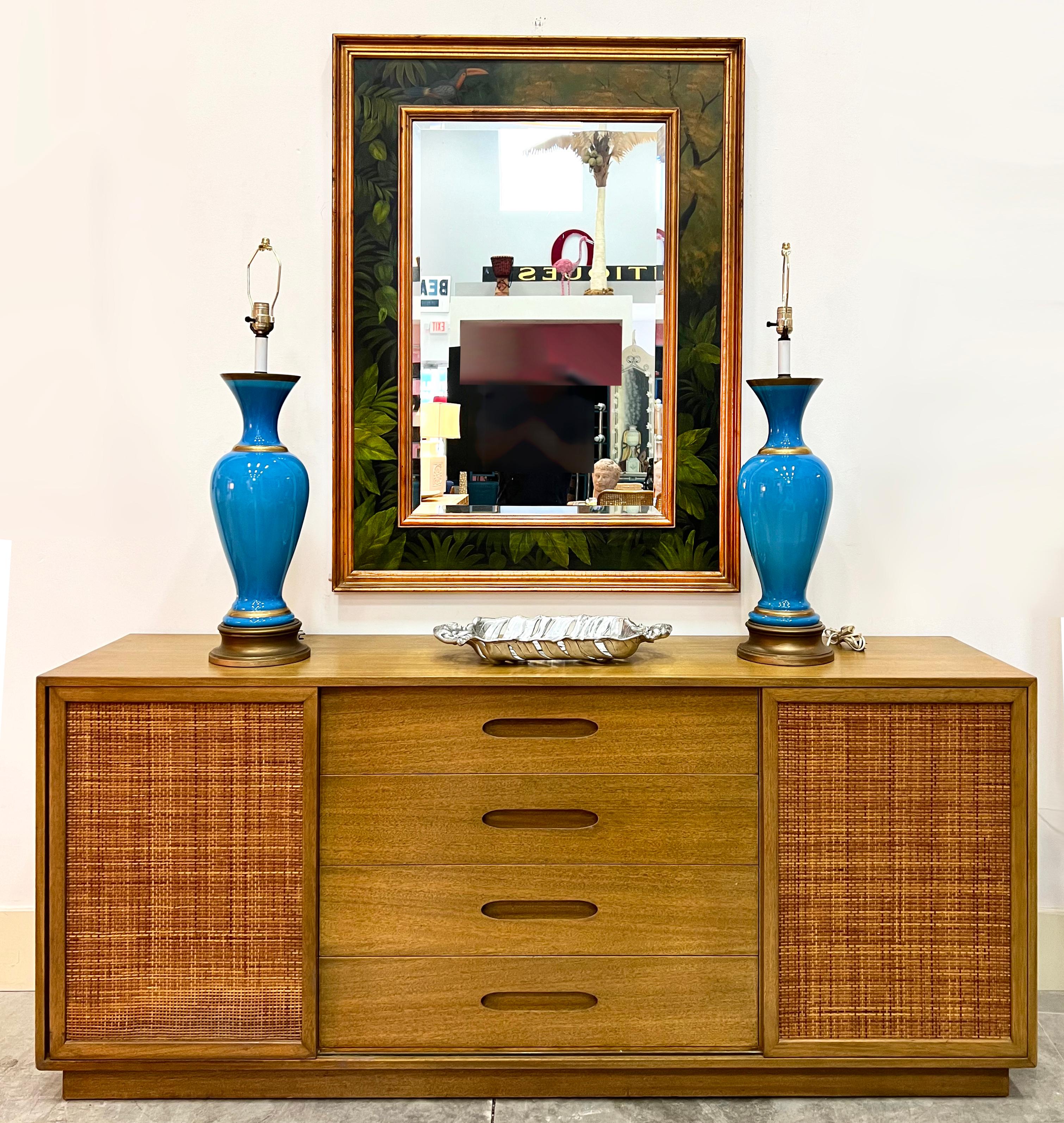 Vintage Palm Beach Regency Hand gemalten abgeschrägten Spiegel, Tukan mit Laub

Zum Verkauf angeboten wird ein Vintage Palm Beach Regency handgemalten abgeschrägten Spiegel. Der Rahmen ist aus vergoldetem Holz und zart bemalt mit tollen Details von
