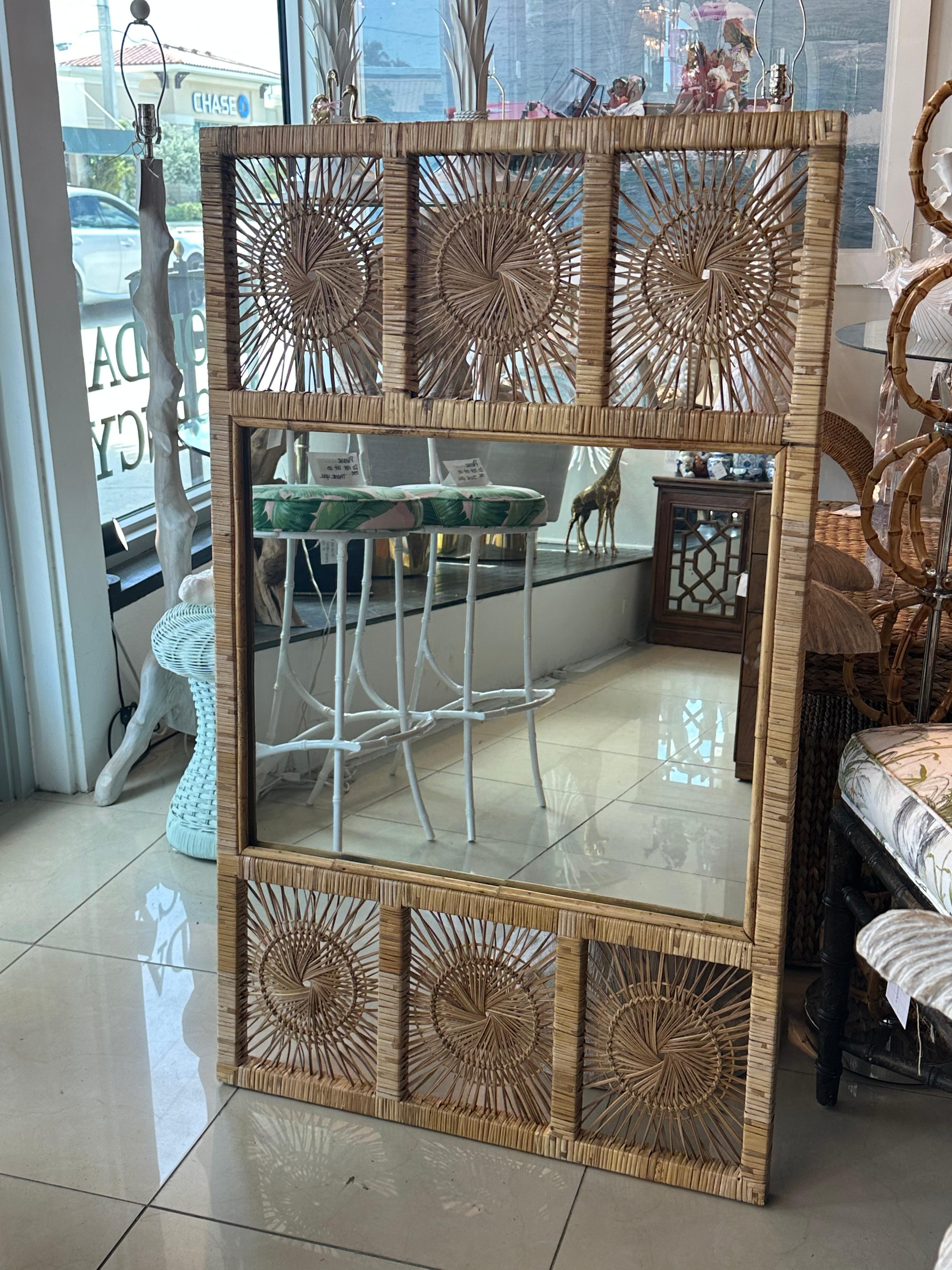 Specchio da parete Palm Beach Vintage in vimini intrecciato e rattan a raggiera in vendita 3