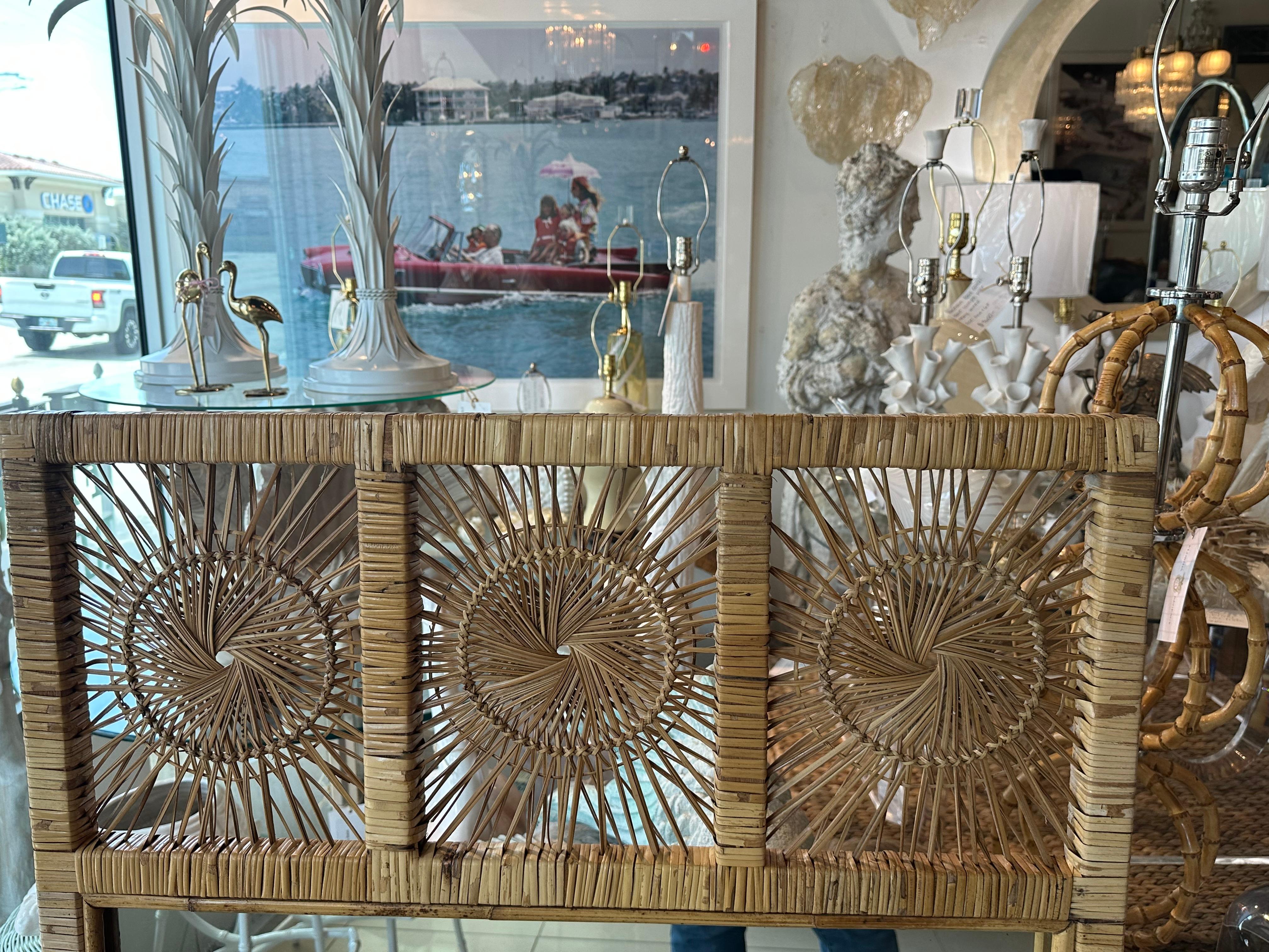 Specchio da parete Palm Beach Vintage in vimini intrecciato e rattan a raggiera in vendita 4