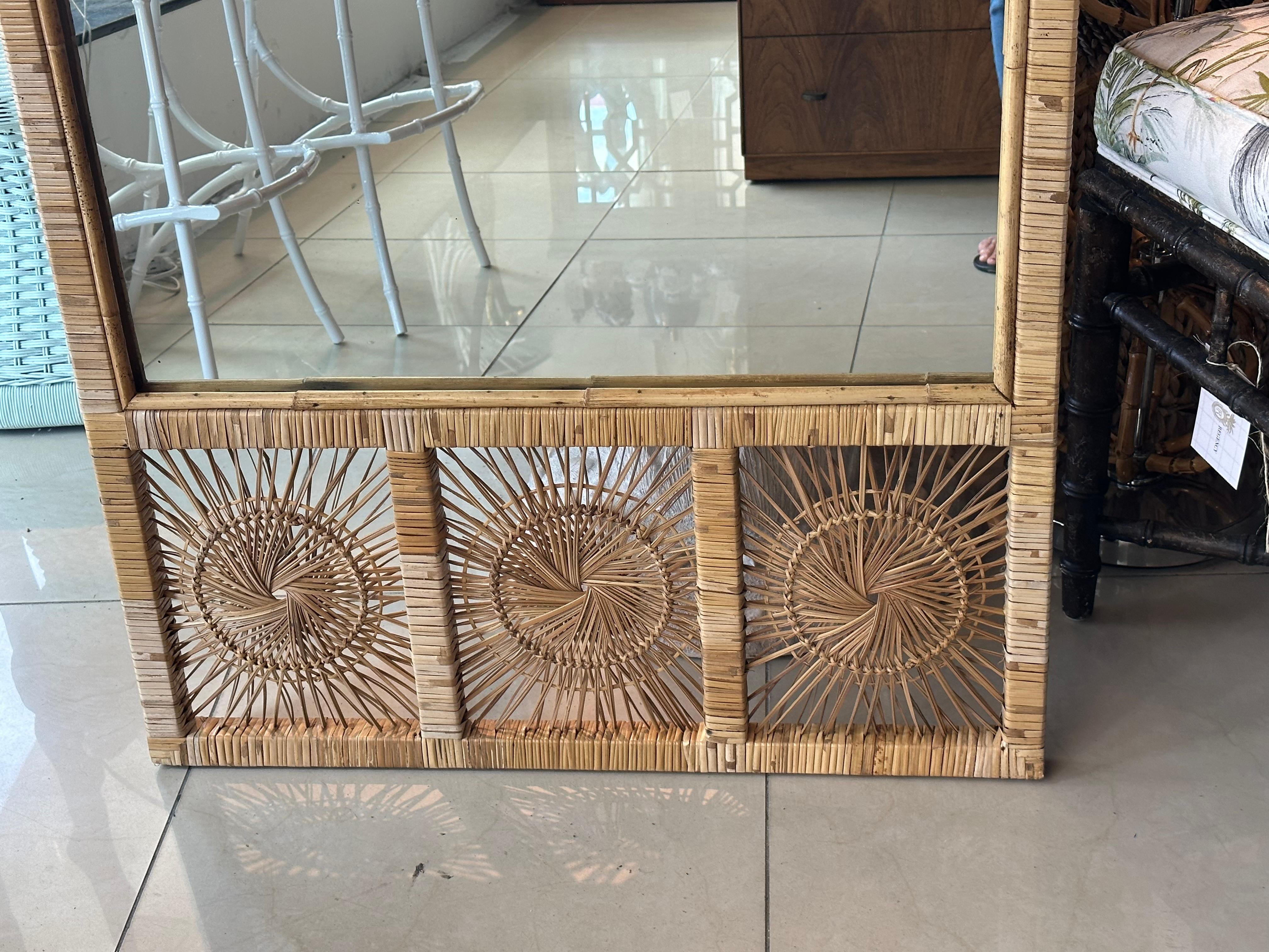 Specchio da parete Palm Beach Vintage in vimini intrecciato e rattan a raggiera in vendita 5
