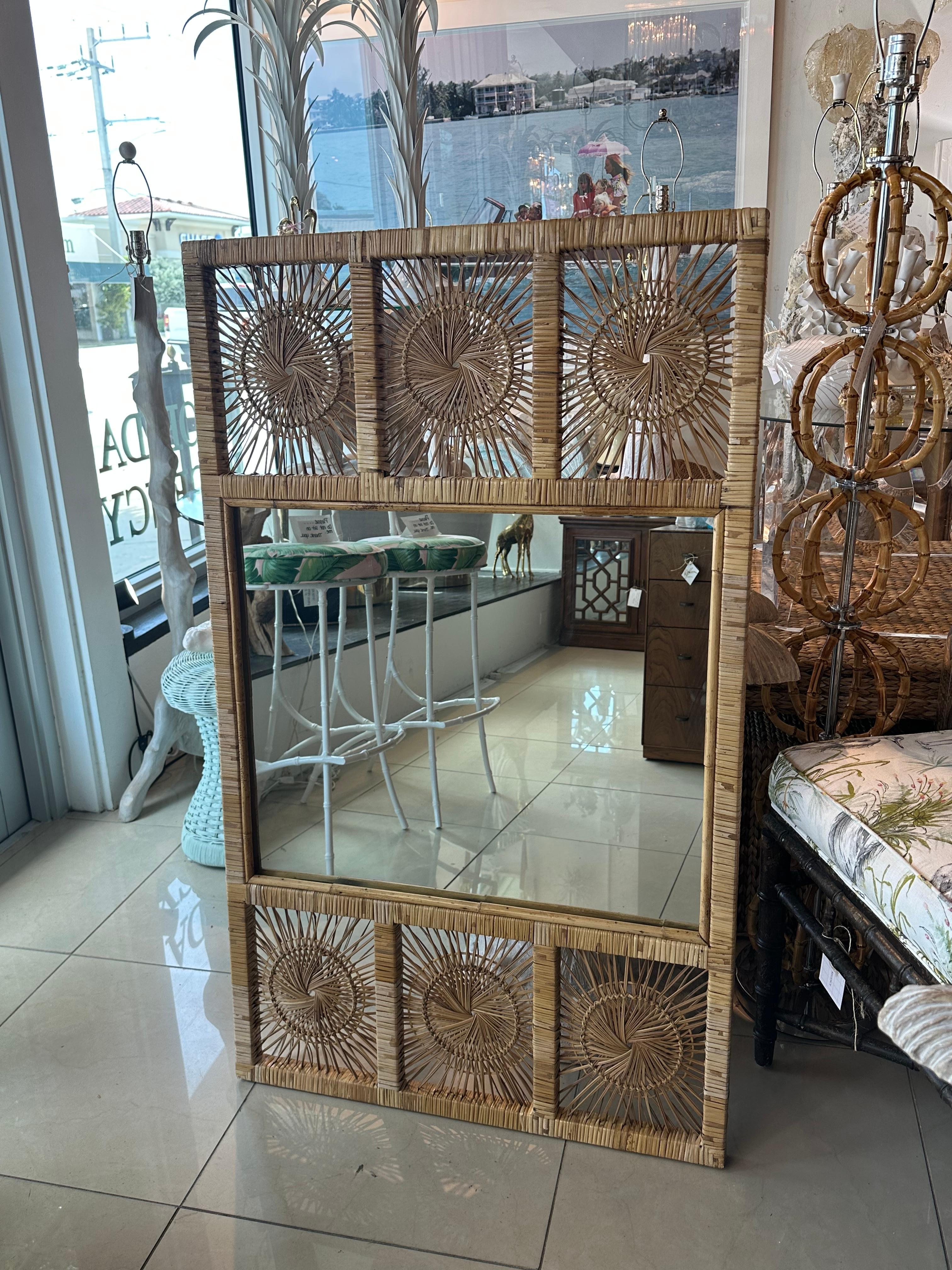 Specchio da parete Palm Beach Vintage in vimini intrecciato e rattan a raggiera in vendita 6