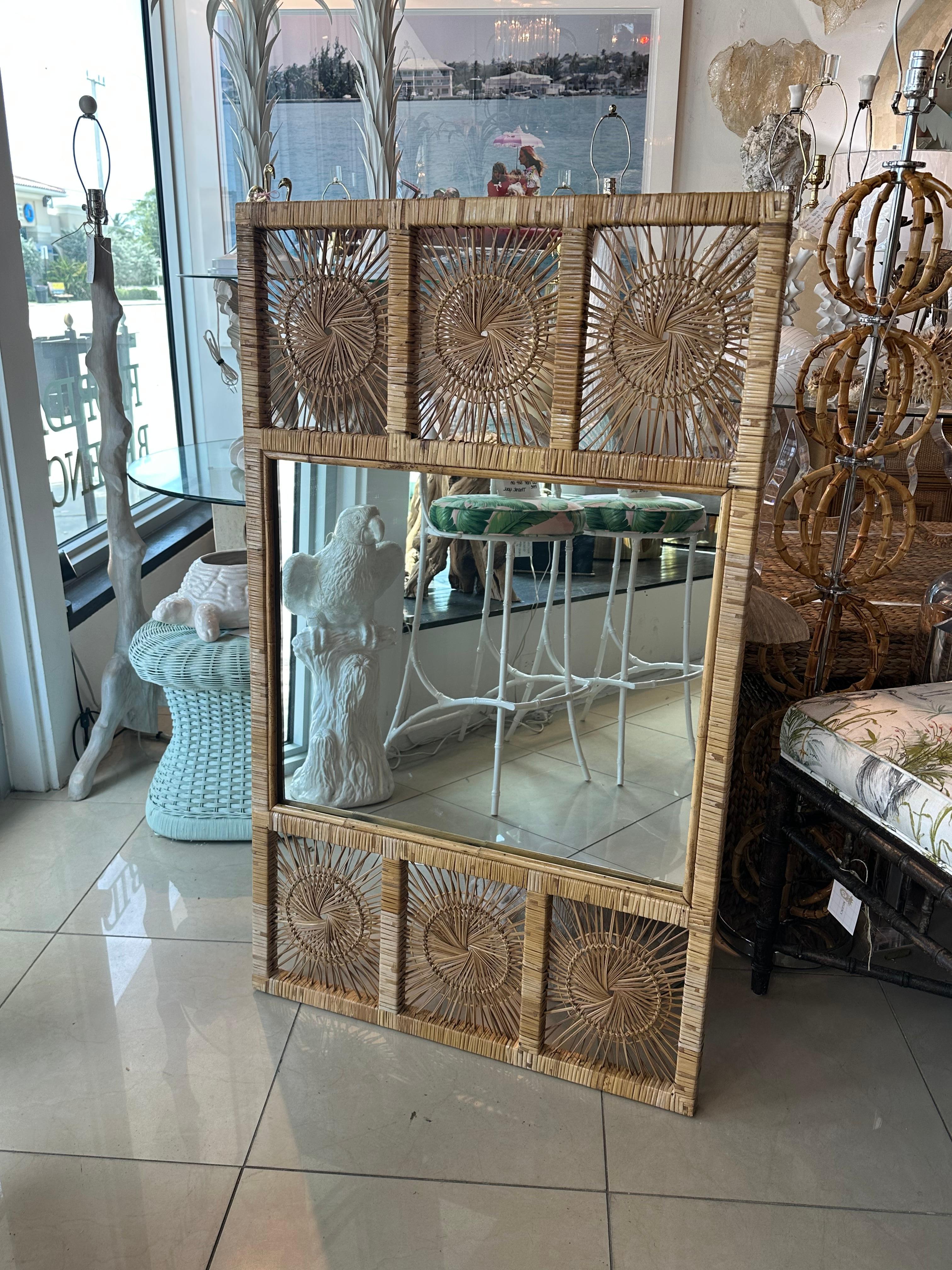 Specchio da parete Palm Beach Vintage in vimini intrecciato e rattan a raggiera in vendita 7