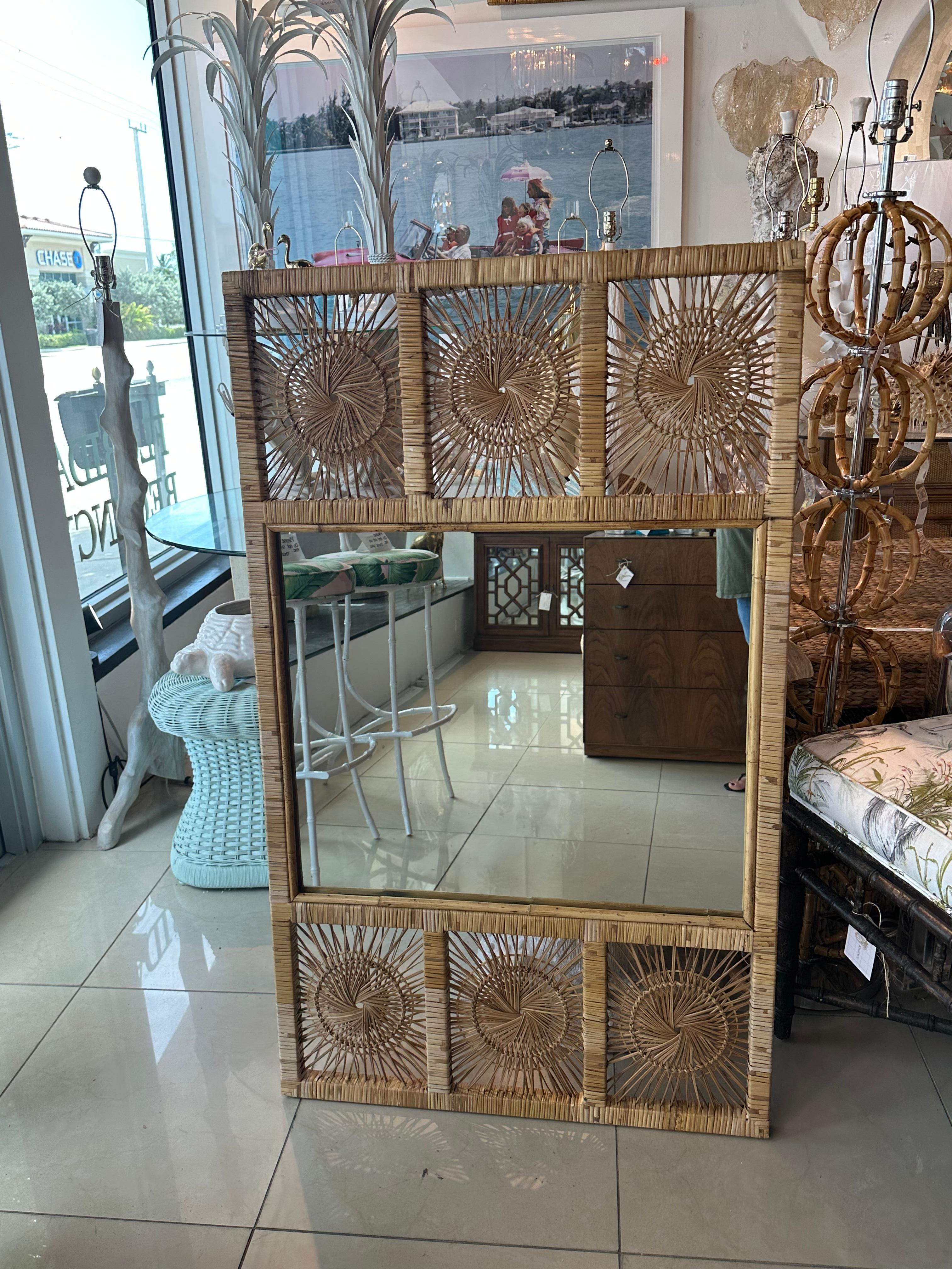 Specchio da parete Palm Beach Vintage in vimini intrecciato e rattan a raggiera in vendita 8