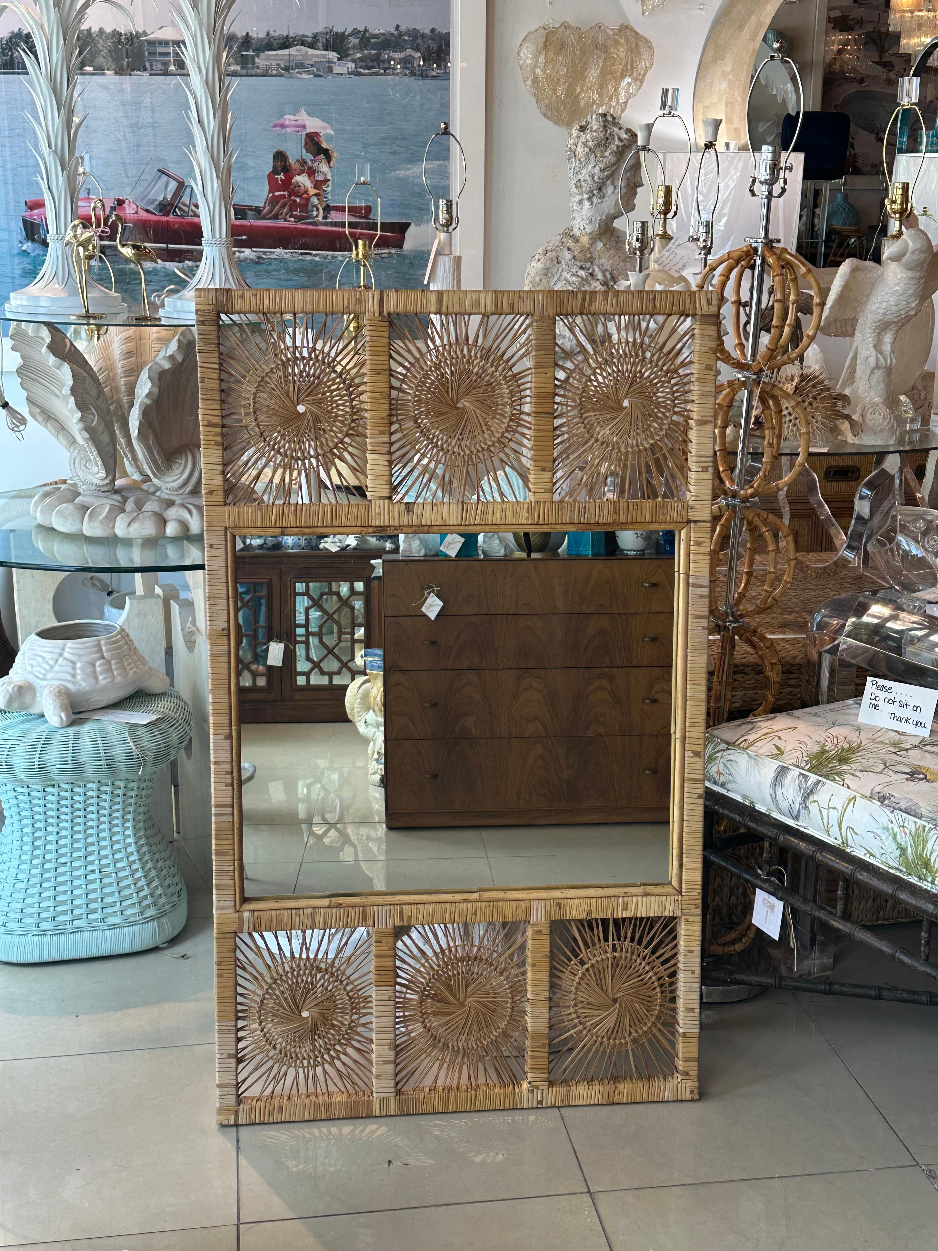 Specchio da parete vintage in rattan intrecciato e vimini filato. Può essere appeso in verticale o in orizzontale. Dimensioni: 50,25 H. x 30 L. x 1,5 P. Nessun danno. Nuovo inserto per lo specchio. 