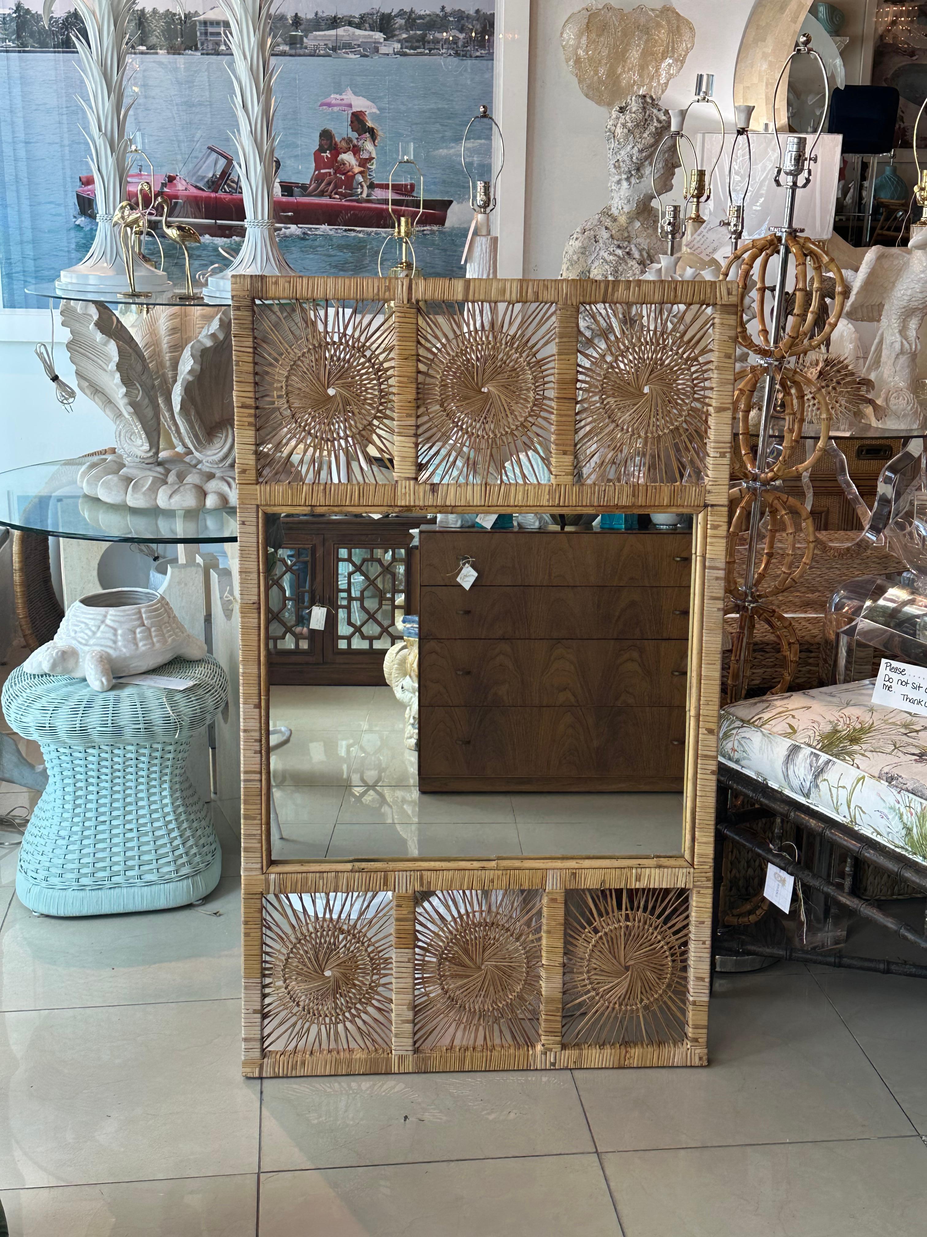 Mid-Century moderno Specchio da parete Palm Beach Vintage in vimini intrecciato e rattan a raggiera in vendita