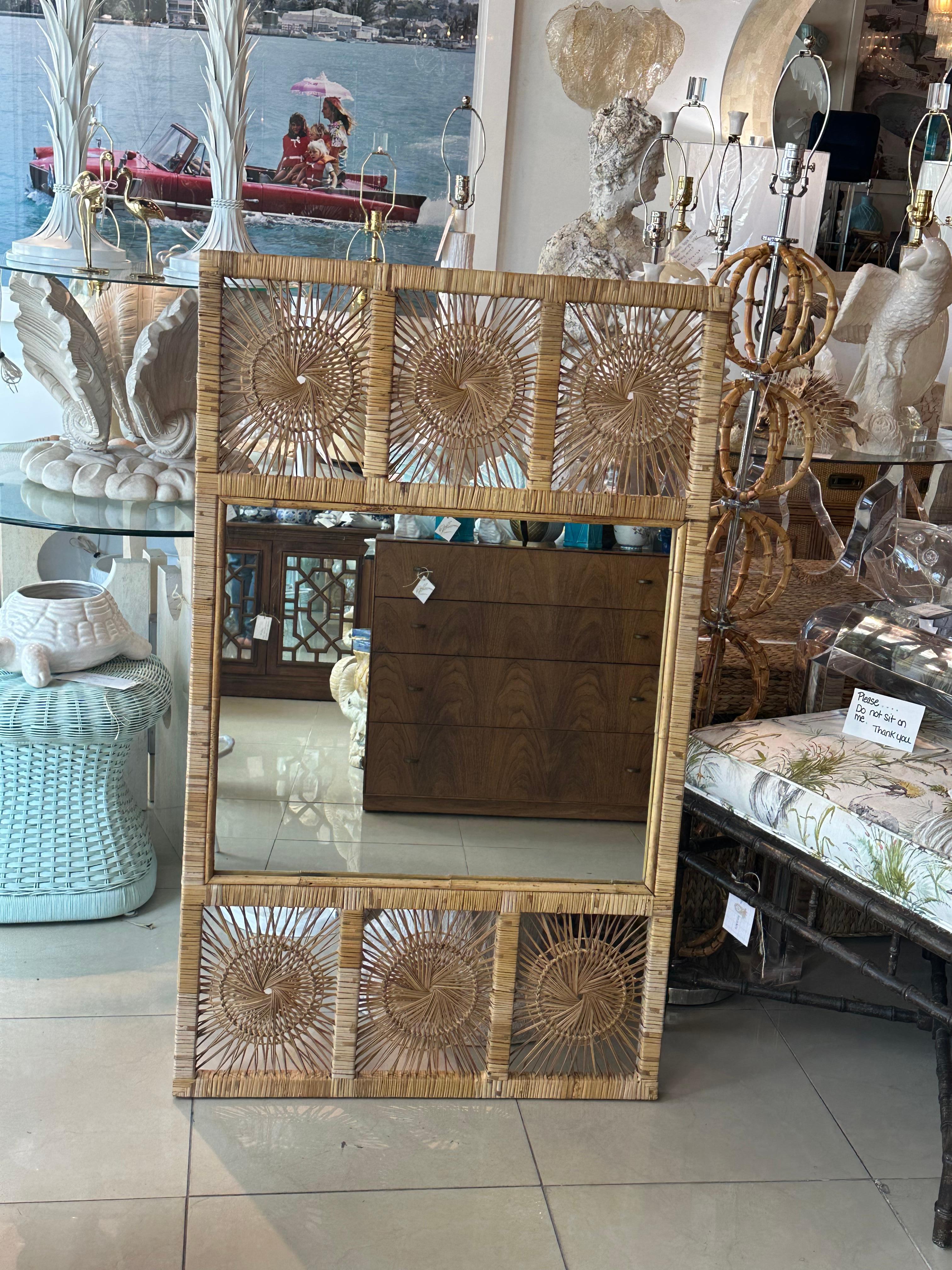 Specchio da parete Palm Beach Vintage in vimini intrecciato e rattan a raggiera In condizioni buone in vendita a West Palm Beach, FL