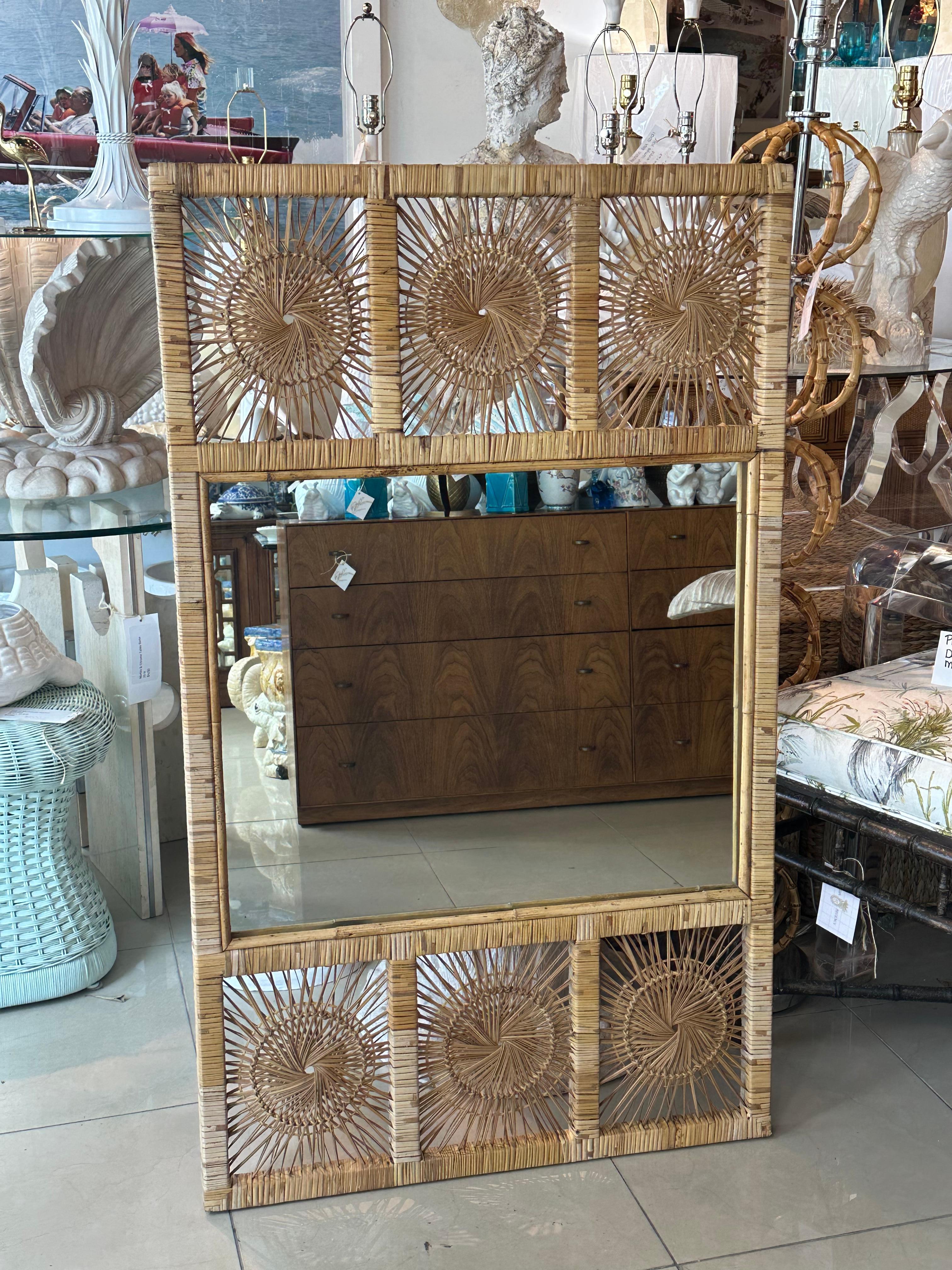 Fine XX secolo Specchio da parete Palm Beach Vintage in vimini intrecciato e rattan a raggiera in vendita