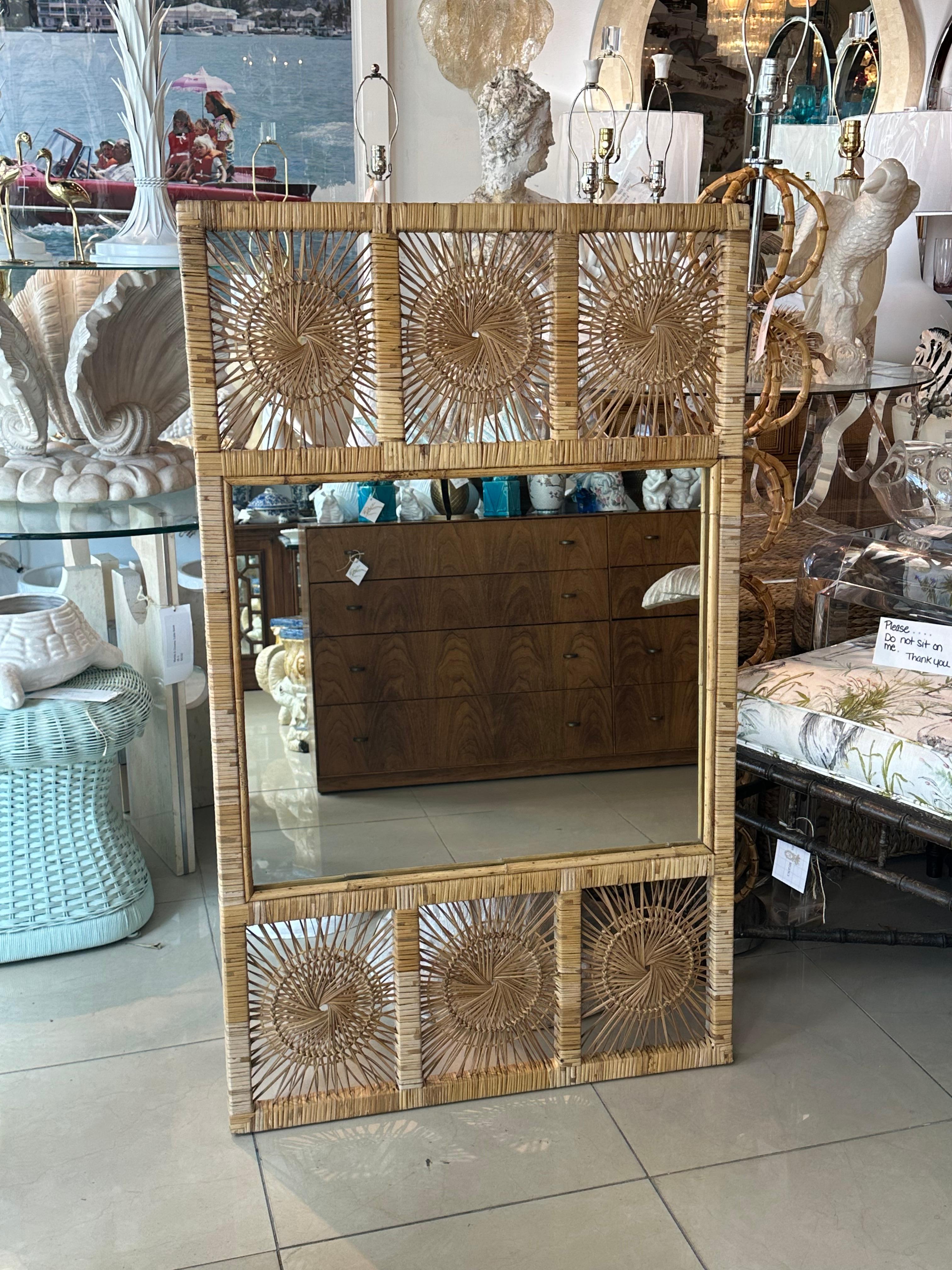Vimini Specchio da parete Palm Beach Vintage in vimini intrecciato e rattan a raggiera in vendita