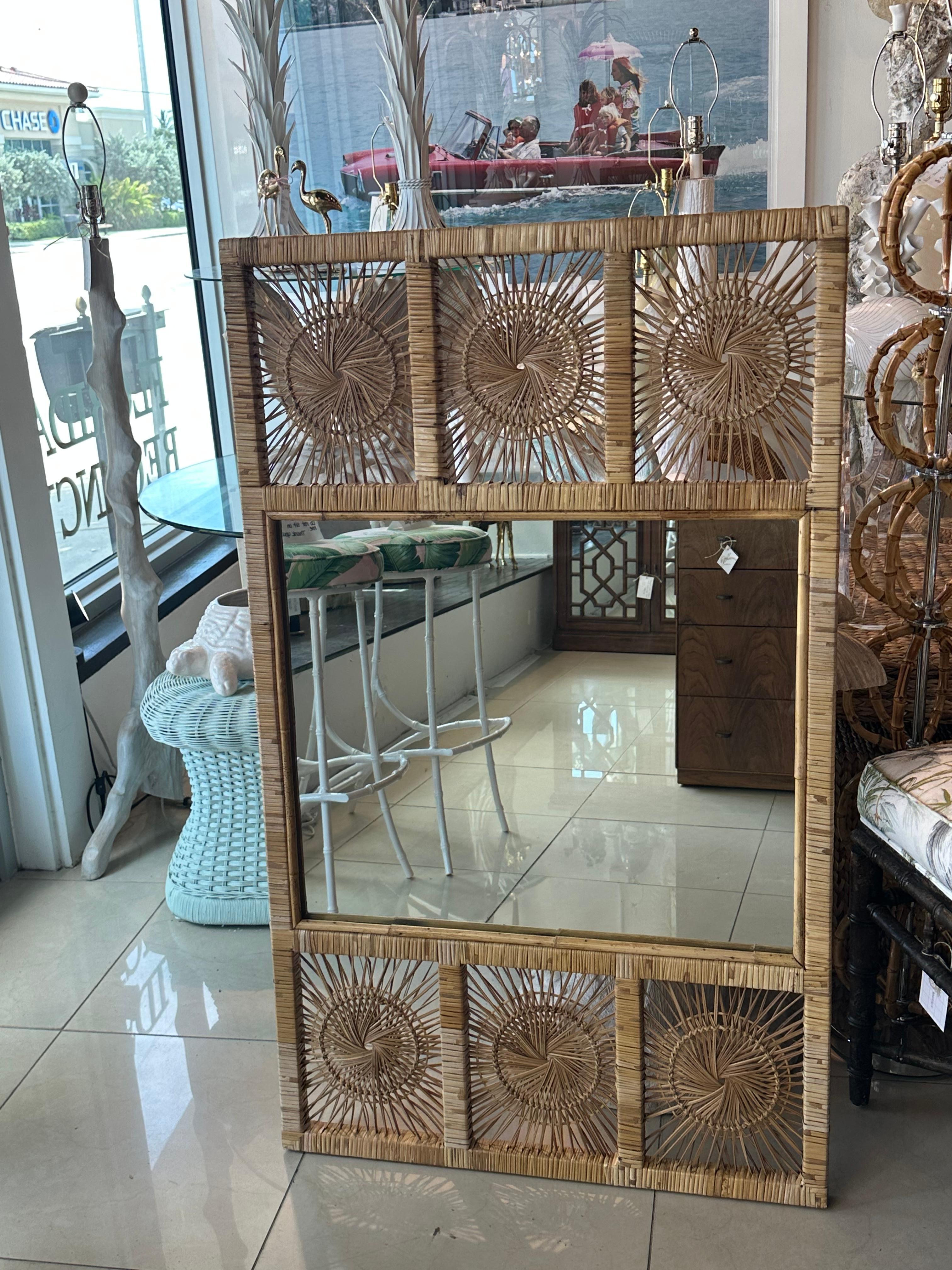 Specchio da parete Palm Beach Vintage in vimini intrecciato e rattan a raggiera in vendita 1