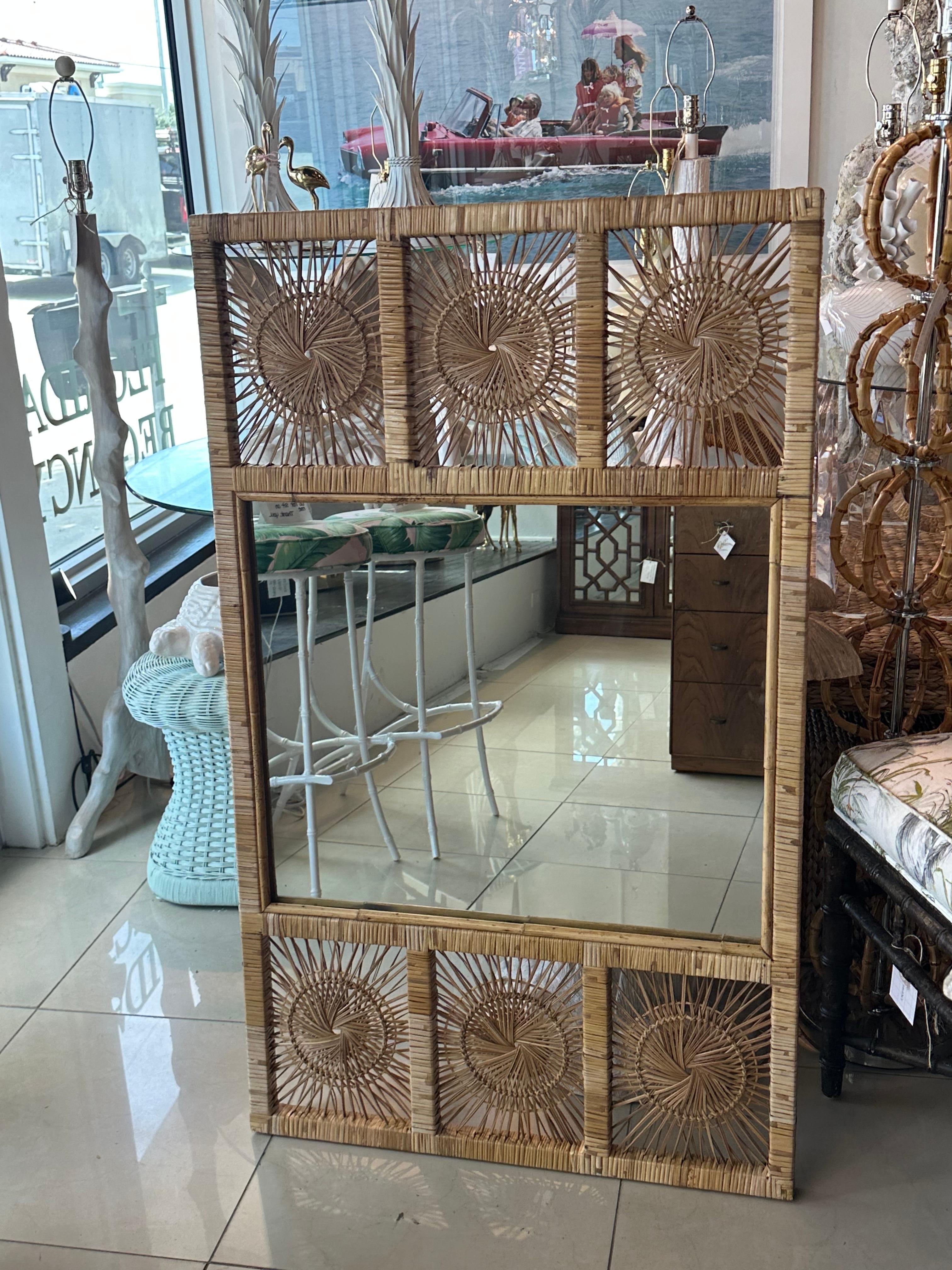 Specchio da parete Palm Beach Vintage in vimini intrecciato e rattan a raggiera in vendita 2