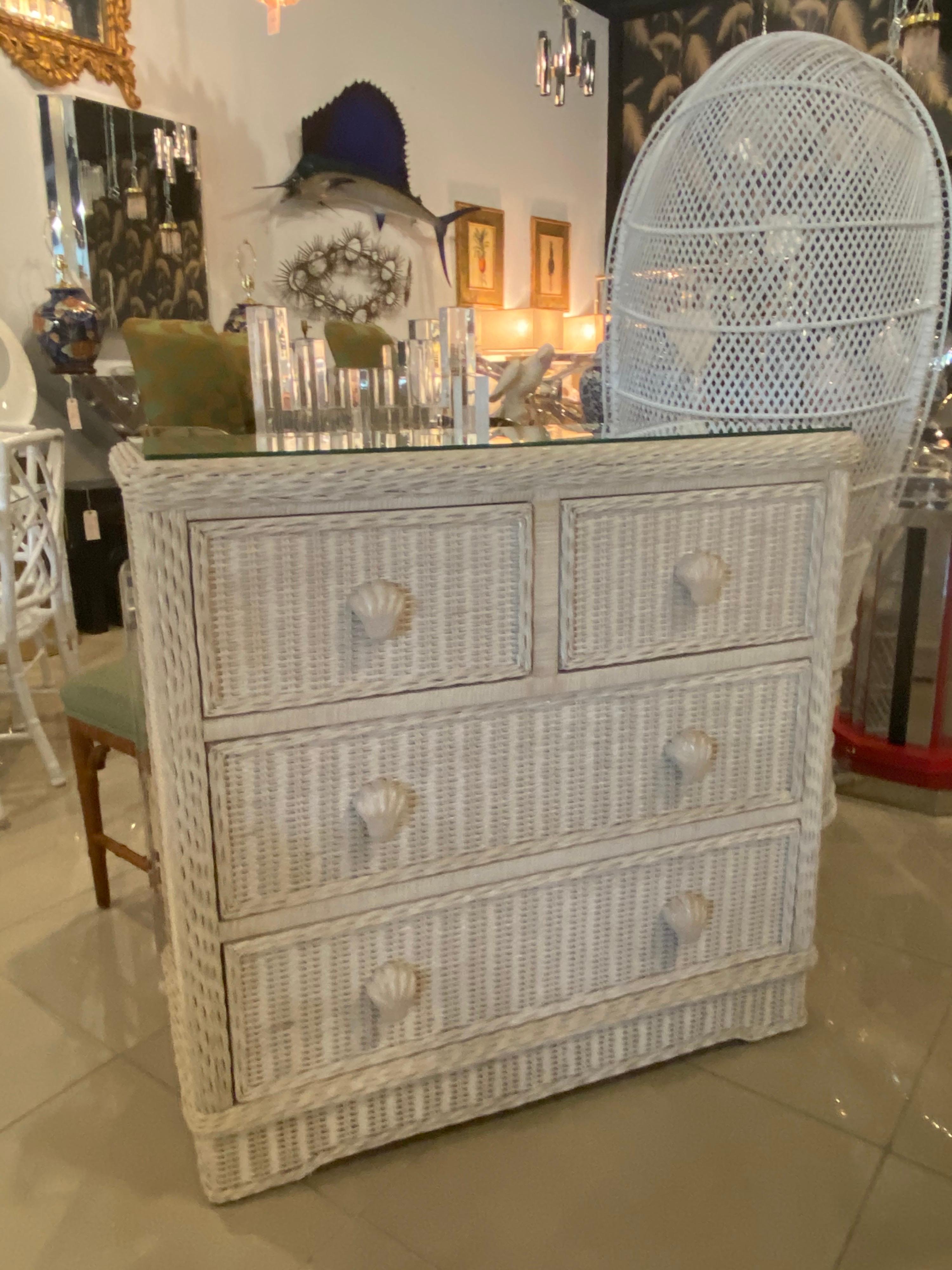 Vintage Palm Beach Wicker Chest of 4 Drawers Dresser Shell Pulls In Good Condition In West Palm Beach, FL