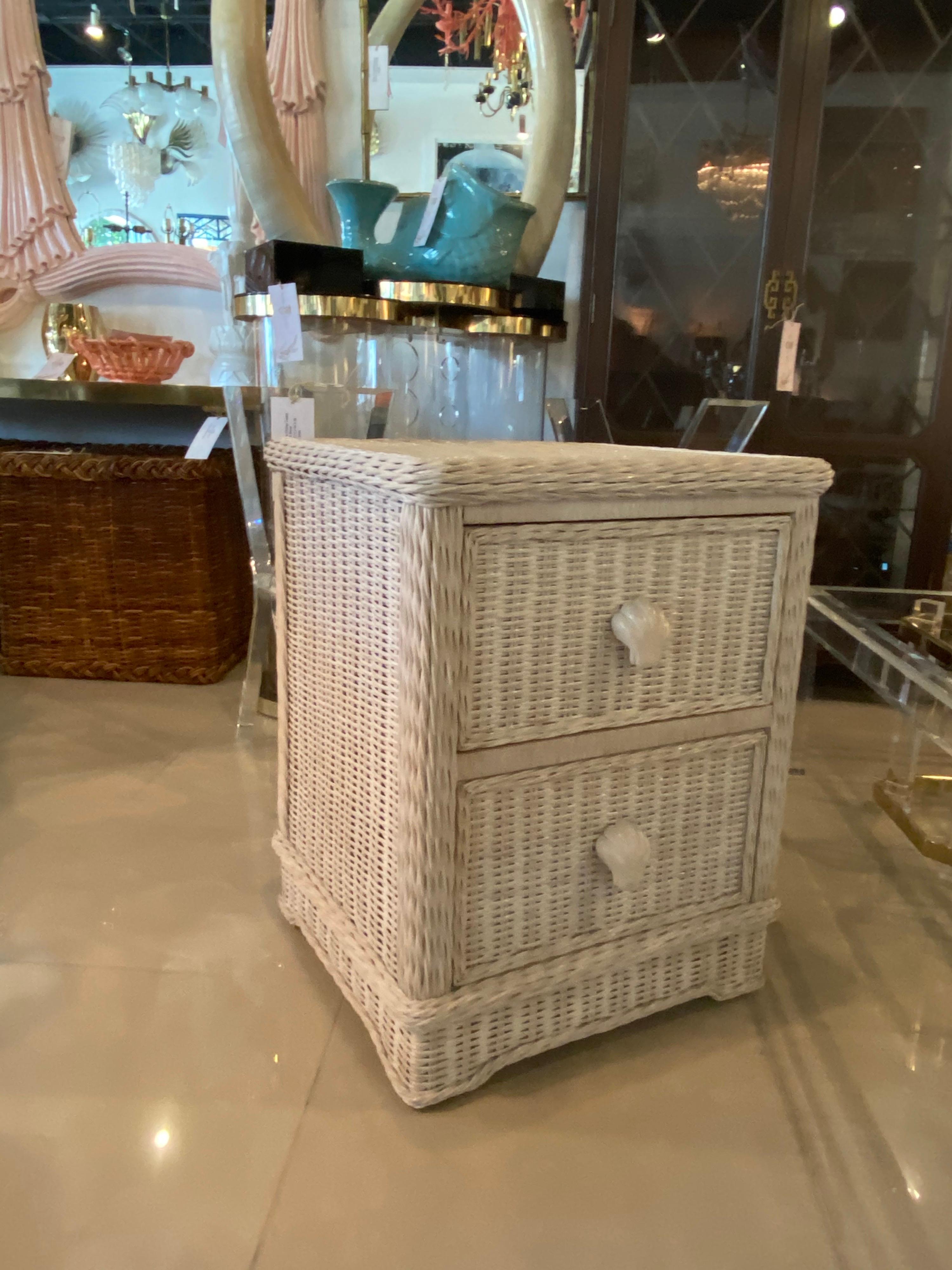 Fin du 20e siècle Commode de nuit vintage Palm Beach en osier avec 2 tiroirs et poignées en forme de coquillages en vente