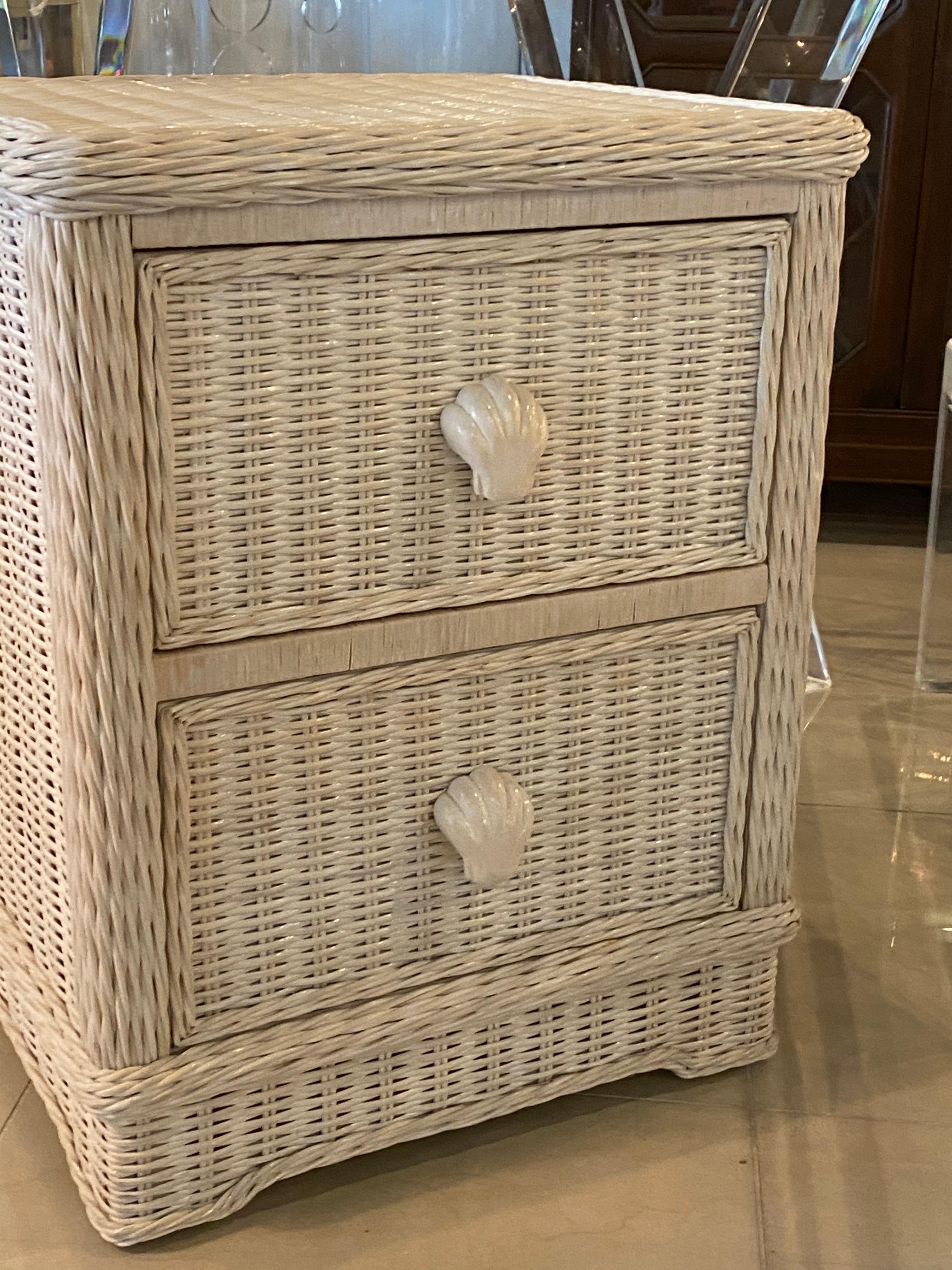 Osier Commode de nuit vintage Palm Beach en osier avec 2 tiroirs et poignées en forme de coquillages en vente