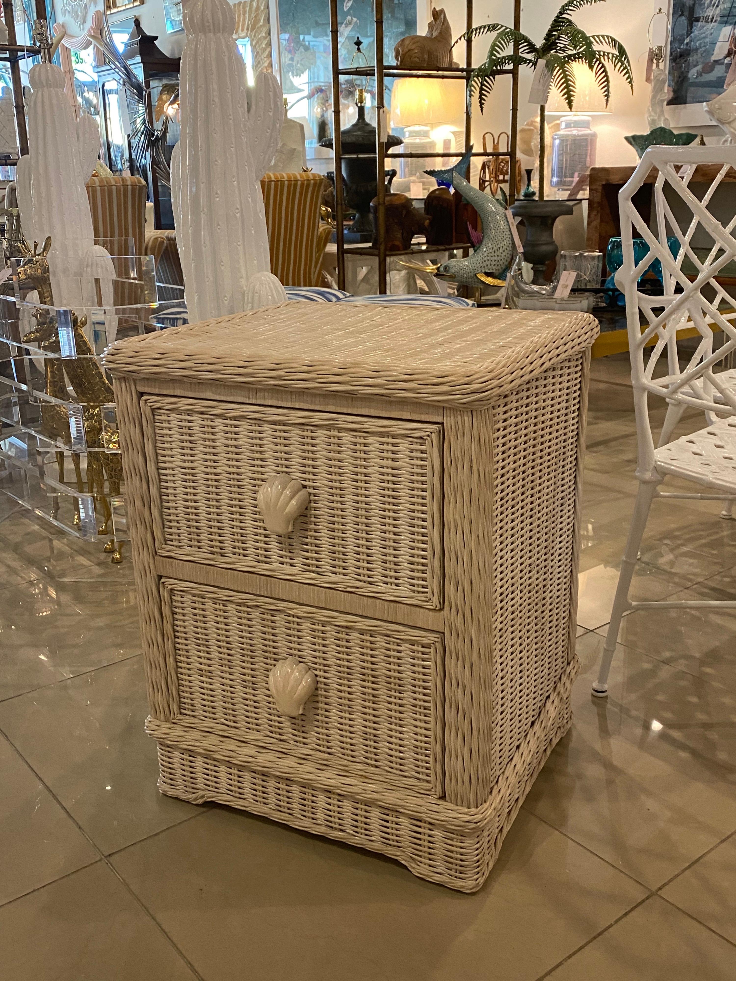 Commode de nuit vintage Palm Beach en osier avec 2 tiroirs et poignées en forme de coquillages en vente 2